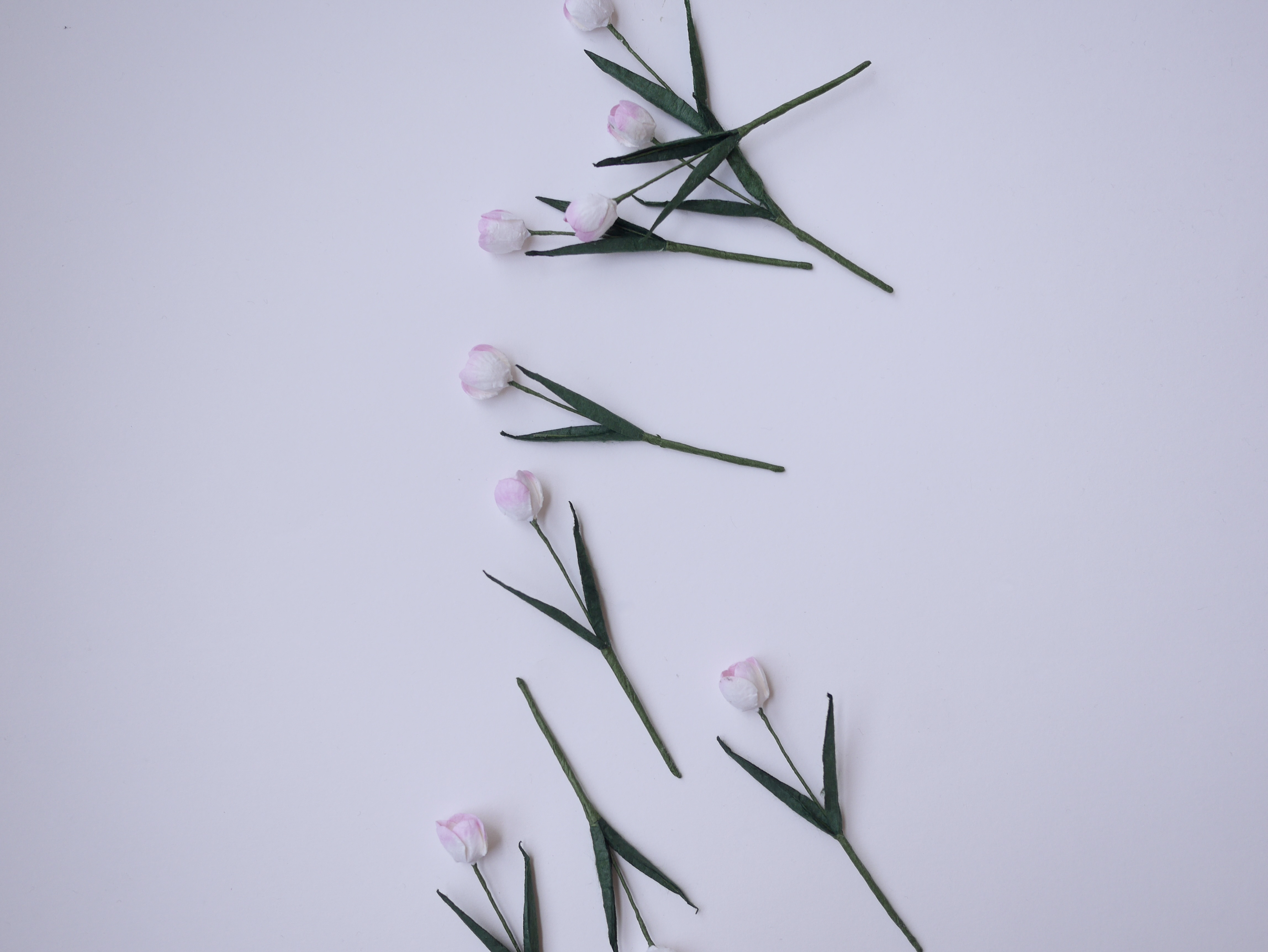 ดอกไม้ประดิษฐ์, ดอกไม้กระดาษสา, ดอกtulips, ดอกทิวลิปส์, ก้านสีเขียว งานประดิษฐ์ตกแต่งของชำร่วย,ทำการ์ดรับเชิญ,ช่อดอกไม้ขนาดเล็ก, ขนาด 1.5 cm. สีชมพูอ่อนปัดขาว