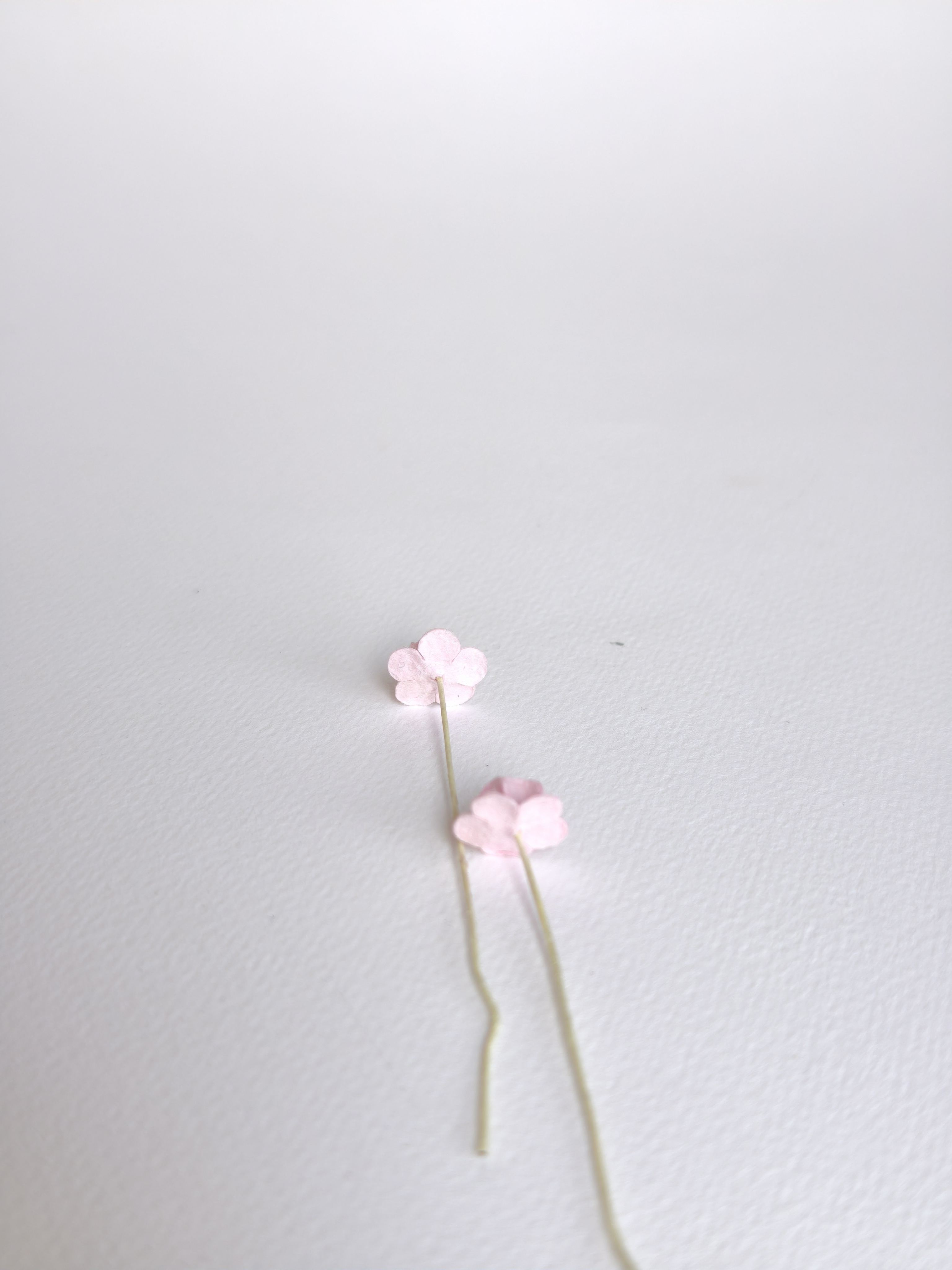 ดอกไม้กระดาษสา ดอกไม้กระดาษสาราคาส่ง ดอกไม้กระดาษสำหรับตกแต่ง งานแต่งงาน หรือติดของชำร่วย ดอก creeping lady 100 ดอก ขนาด 0.8 cm. สีชมพูกลาง Small Paper Flower with stem, 100 pcs., size 0.8 cm., creeping flowers 2 layers, pink color