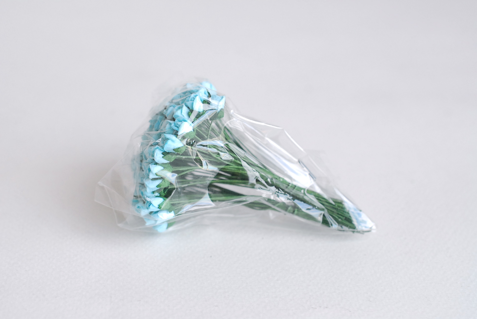 ดอกไม้กระดาษสา ดอกไม้กระดาษสา จตุจักร งานประดิษฐ์ ดอกไม้ทำข้อมือเพื่อนเจ้าสาว แต่งงาน, ดอกกุหลาบตูม 100 ดอก สีฟ้าใส color ขนาด 0.5x0.8 cm. paper flowers, budding roses flower 0.5x0.8 cm. 100 pieces. blue sky color.