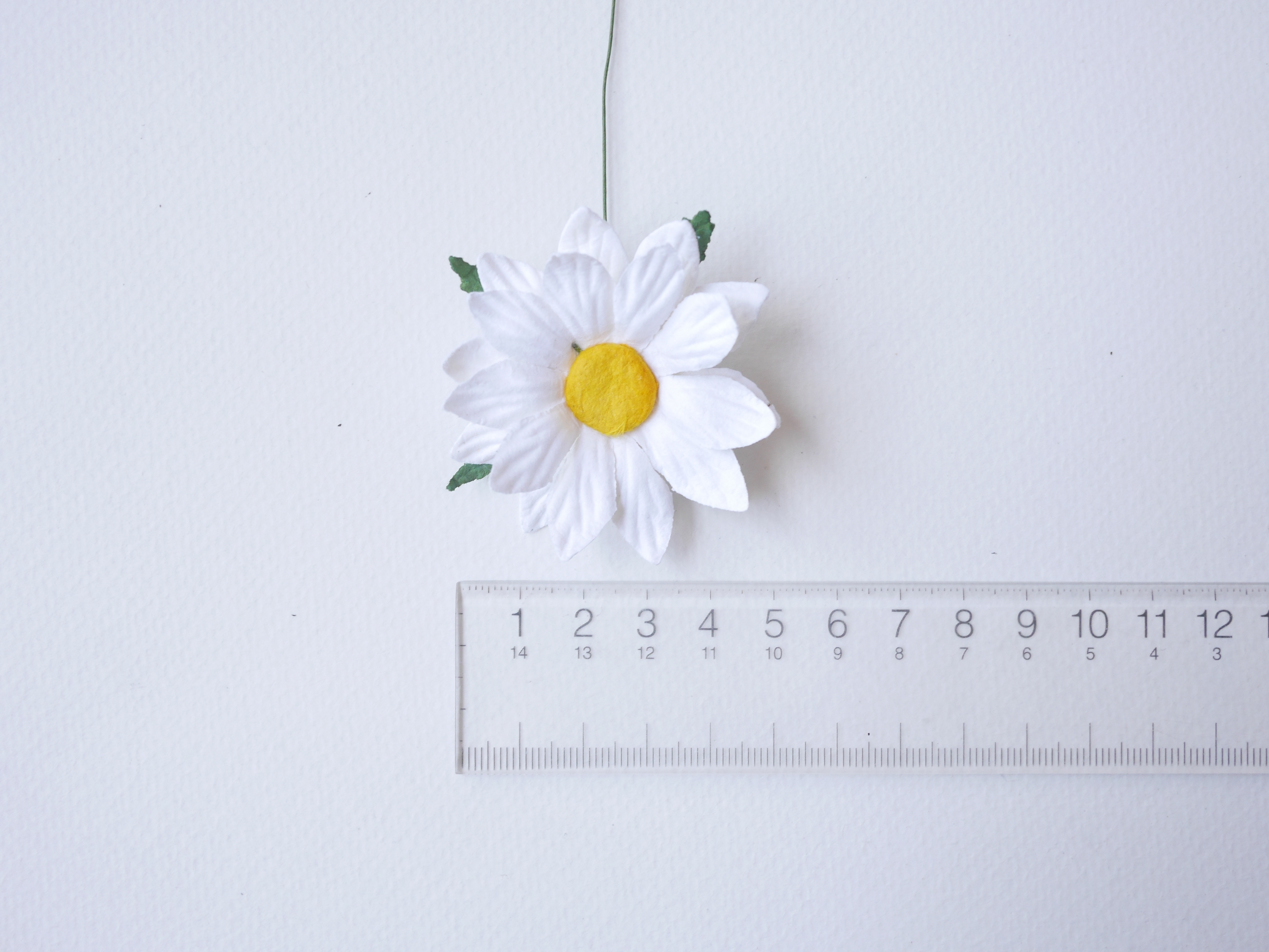 ดอกไม้กระดาษสา ดอกไม้ประดิษฐ์จากกระดาษสา ดอกเดซี่ เกสรสีทอง ดอกไม้กระดาษสาขายส่ง ดอกไม้ประดิษฐ์ ดอกไม้ทำข้อมือเพื่อนเจ้าสาว ดอก daisy ขนาด 5cm. จำนวน 25 ดอก สีขาว Paper Flower, 25 Daisy Flowers, white color, size 6 cm., yellow pollen.