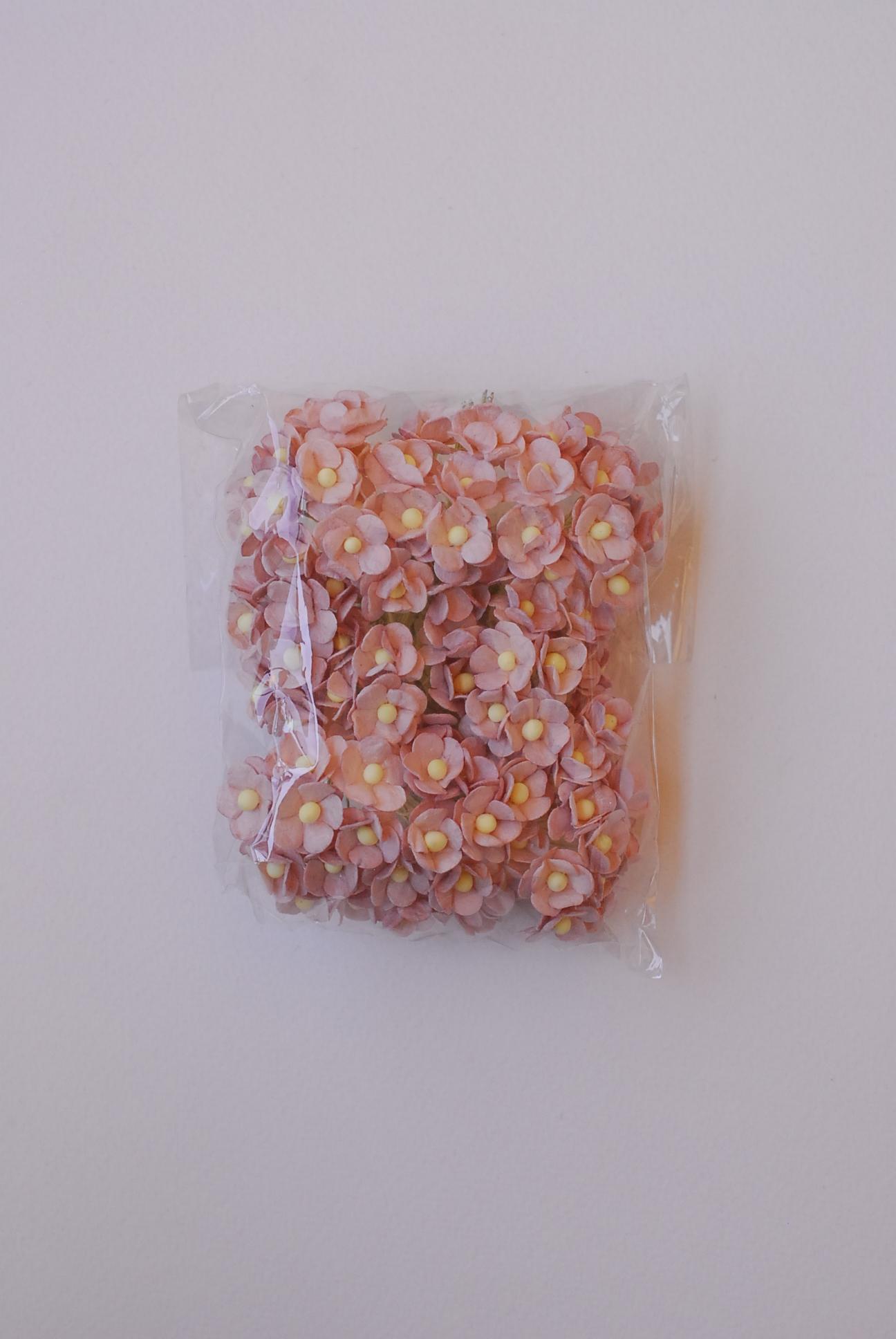 ดอกไม้กระดาษสา ราคาส่ง, ดอกไฮเดรนเยียกระดาษสา ดอกไม้ประดิษฐ์ ตกแต่งงาน ประดิษฐ์ข้อมือ เพื่อนเจ้าสาว ขนาด 1.5 cm., สำหรับของชำร่วย, งานแต่งงาน, ดอกไม้ทำข้อมือเจ้าสาว สีม่วงชมพูอ่อน จำนวน 100 ดอก Paper flower,100 Pieces mulberry hydenyia, plum-pink color.