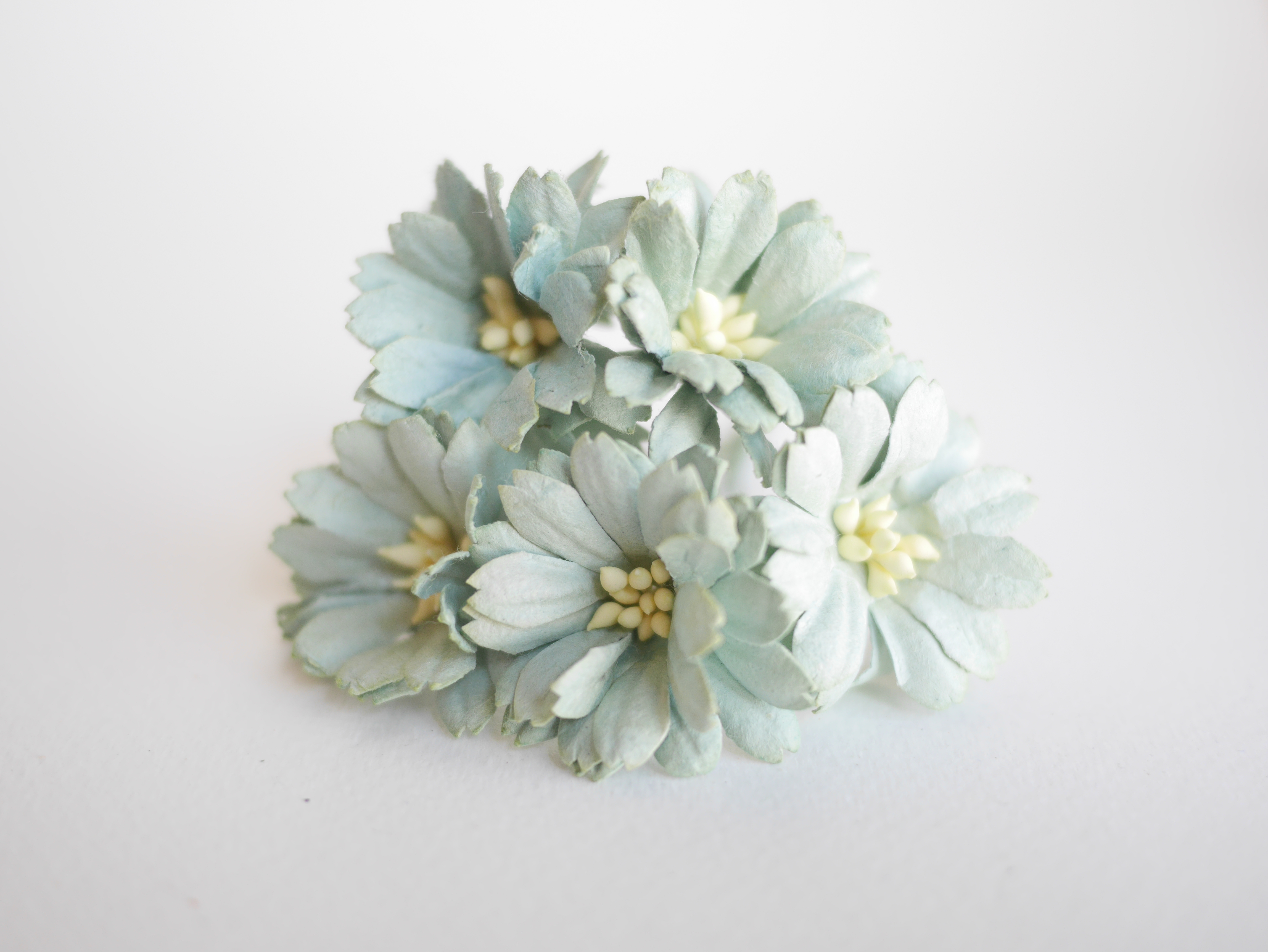 ดอกไม้กระดาษสา ดอกไม้ประดิษฐ์จากกระดาษสา ดอกไม้กระดาษสาขายส่ง ดอกไม้ประดิษฐ์ ดอกไม้ทำข้อมือเพื่อนเจ้าสาว ดอก daisy ขนาด 3.5 cm. จำนวน 25 ดอก สีเขียวตุ่น Paper Flower, 25 Daisy Flowers, pale green color, size 3.5 cm., ivory pollen