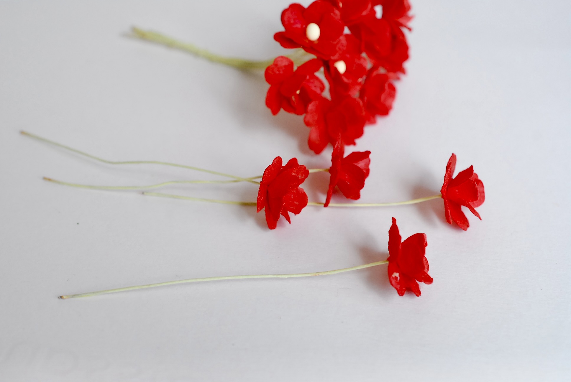 ดอกไม้กระดาษสา ราคาส่ง, ดอกไฮเดรนเยียกระดาษสา ดอกไม้ประดิษฐ์ ตกแต่งงานแต่งงาน ประดิษฐ์ข้อมือเพื่อนเจ้าสาว ขนาด 1.5 cm., สำหรับของชำร่วย, งานแต่งงาน, ดอกไม้ทำข้อมือเจ้าสาว สีแดง จำนวน 100 ดอก Paper flower,100 Pieces mulberry hydrangea red color