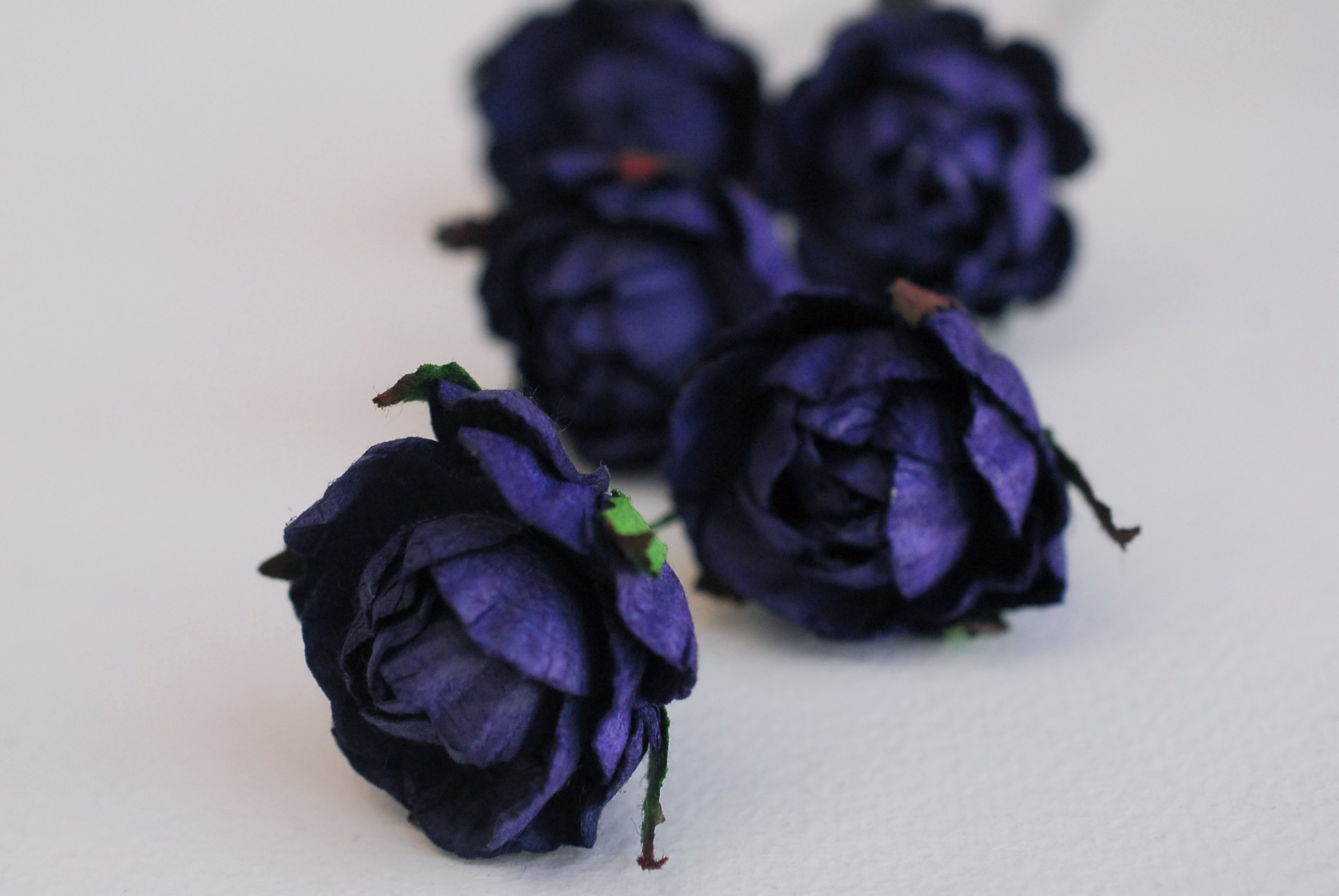 ดอกไม้กระดาษสาราคาส่ง, ดอกไม้กระดาษ,สำหรับตกแต่งของชำร่วย งานแต่งงาน ดอกกุหลาบกลม peony ขนาด 3.5 cm. จำนวน 25 ดอก, สีน้ำเงินเข้ม Paper Flowers, Peony flowers supplies size 3.5 cm./ 25 pieces, handmade flowers, peony passion blue color.