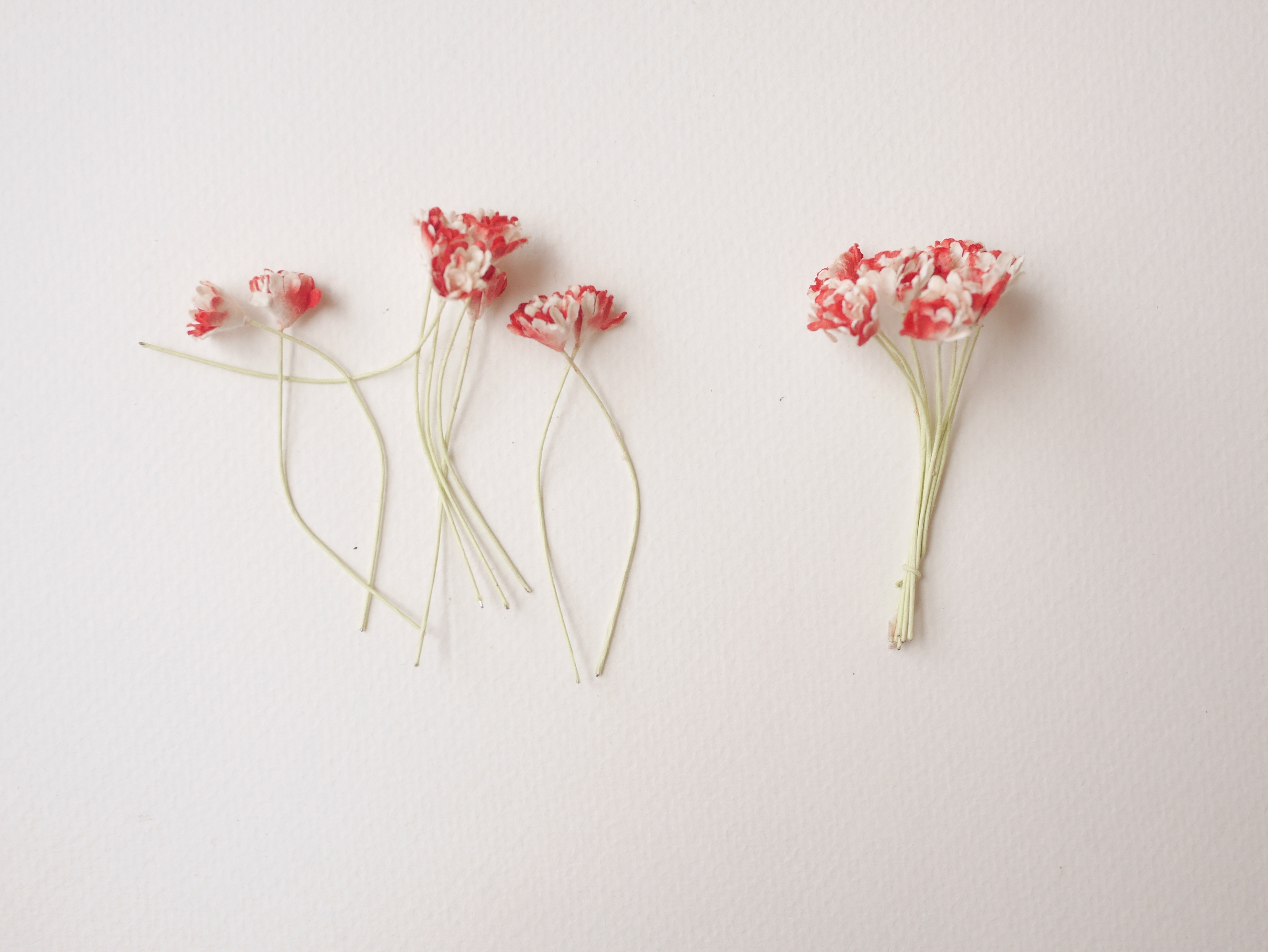 ดอกไม้ประดิษฐ์, ดอกไม้กระดาษสา, ดอก gypsophila, ดอกยิปโซ งานประดิษฐ์ตกแต่งของชำร่วย, ดอกไม้ทำพานพุ่ม, พานรับไหว้, ขนาด 1 cm. สีแดงปัดขาว