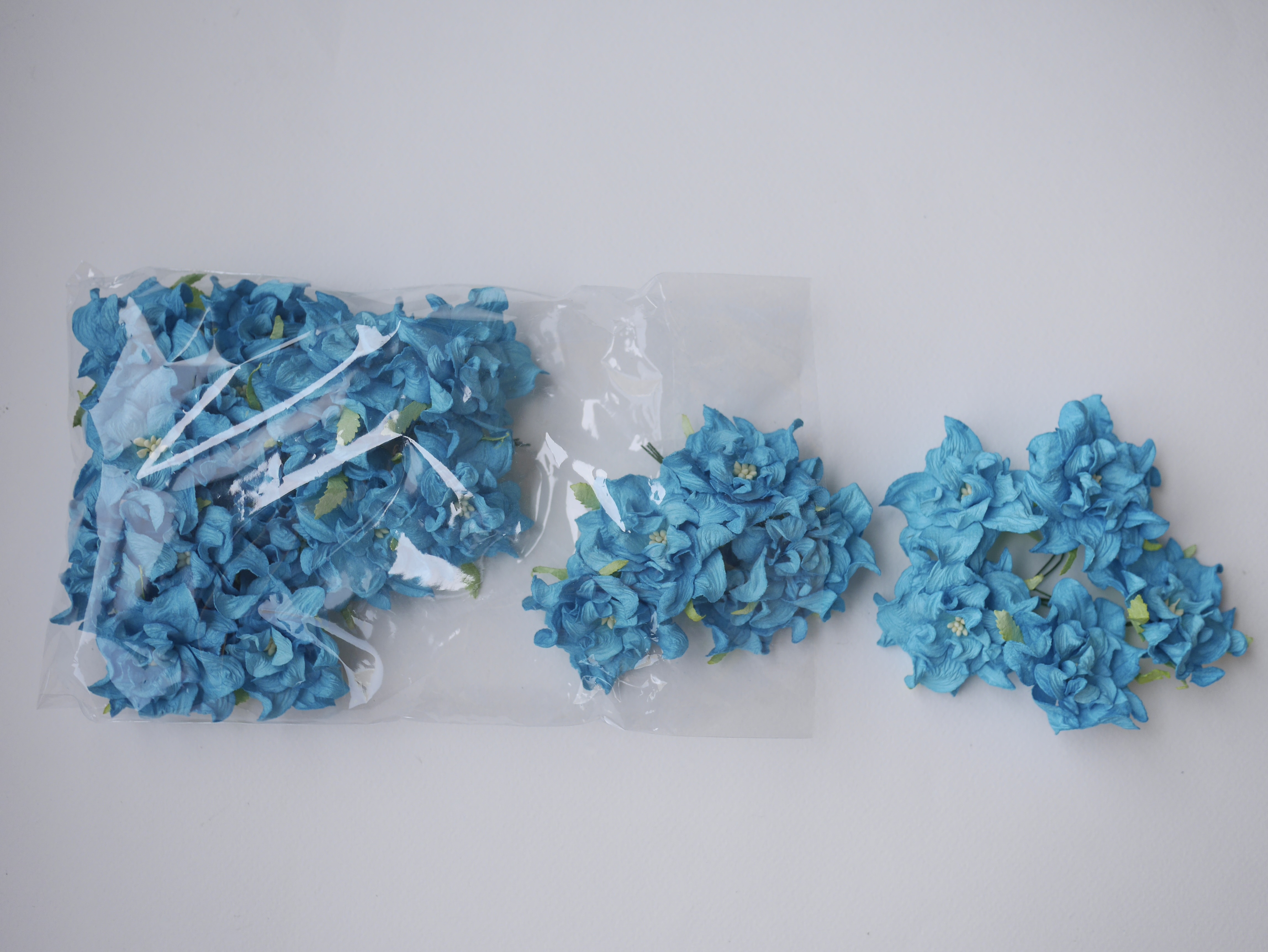ดอกไม้กระดาษสา ราคาส่ง, ดอกการเดนเนียกระดาษสา ดอกไม้ประดิษฐ์ ตกแต่งงานแต่งงาน ประดิษฐ์ข้อมือเพื่อนเจ้าสาว ขนาด 5.5 cm., สำหรับของชำร่วย, งานแต่งงาน, ดอกไม้ทำข้อมือเจ้าสาว สีฟ้าน้ำทะเล จำนวน 25 ดอก Paper flower, 25 Pieces mulberry gardenia flowers supplies