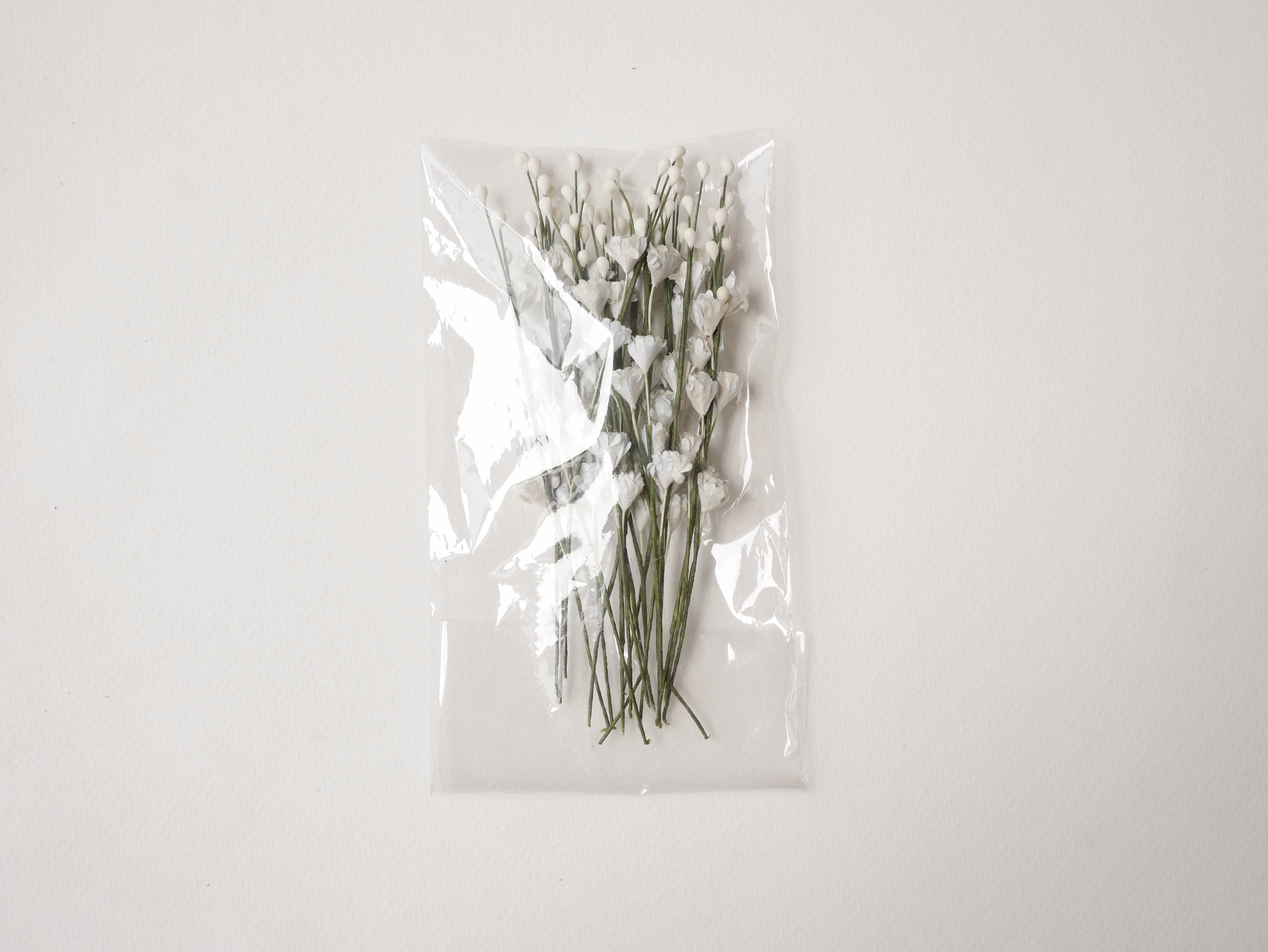 ดอกไม้ประดิษฐ์, ดอกไม้กระดาษสา, ดอก gypsophila, ดอกยิปโซ, ดอกยิปโซก้าน เกสรสีขาว งานประดิษฐ์ตกแต่งของชำร่วย, ดอกไม้ทำพานพุ่ม,พานพวงมาลัย, พานรับไหว้, ขนาด 1 cm. สีฟ้าตุ่นปัด