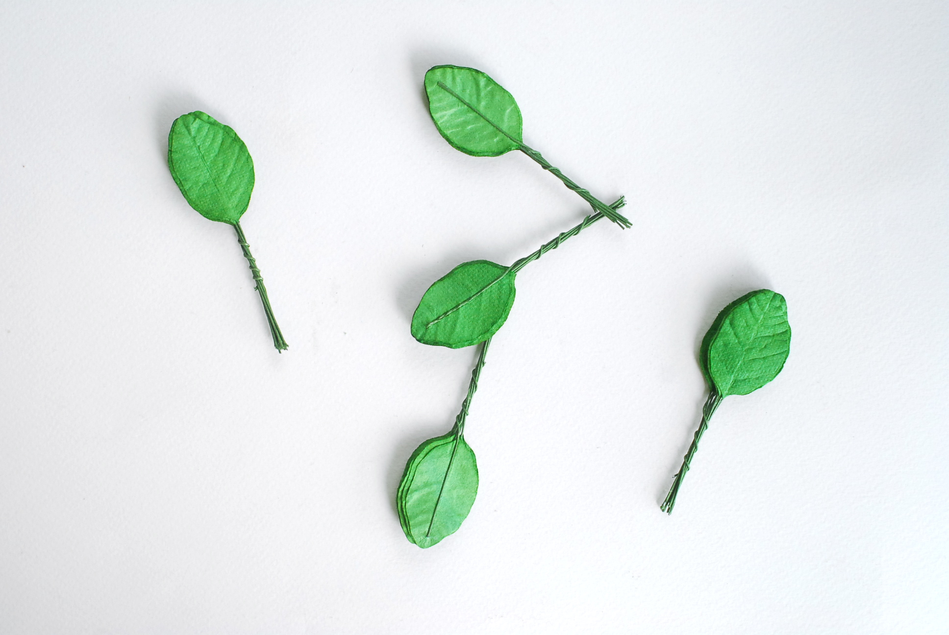 ใบไม้กระดาษ ใบไม้กระดาษสา ราคาส่ง,ใบไม่้กุหลาบกระดาษ สำหรับดอกมะลิกระดาษสา ใบไม้ประดิษฐ์ สำหรับตกแต่ง หรืองานแต่งงาน สีเขียวกลาง ขนาด 3.5x2.5 cm. จำนวน 50 ใบ