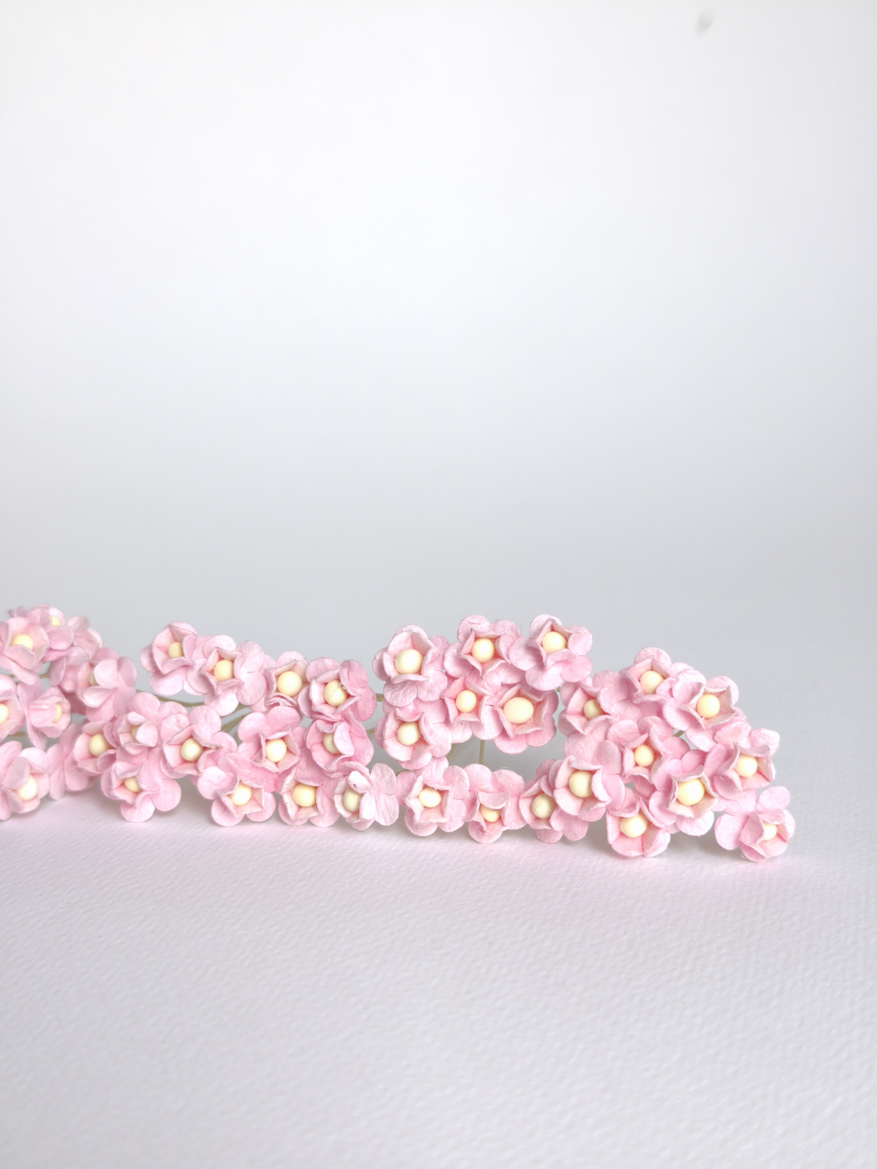 ดอกไม้กระดาษสา ดอกไม้กระดาษสาราคาส่ง ดอกไม้กระดาษสำหรับตกแต่ง งานแต่งงาน หรือติดของชำร่วย ดอก creeping lady 100 ดอก ขนาด 0.8 cm. สีชมพูกลาง Small Paper Flower with stem, 100 pcs., size 0.8 cm., creeping flowers 2 layers, pink color