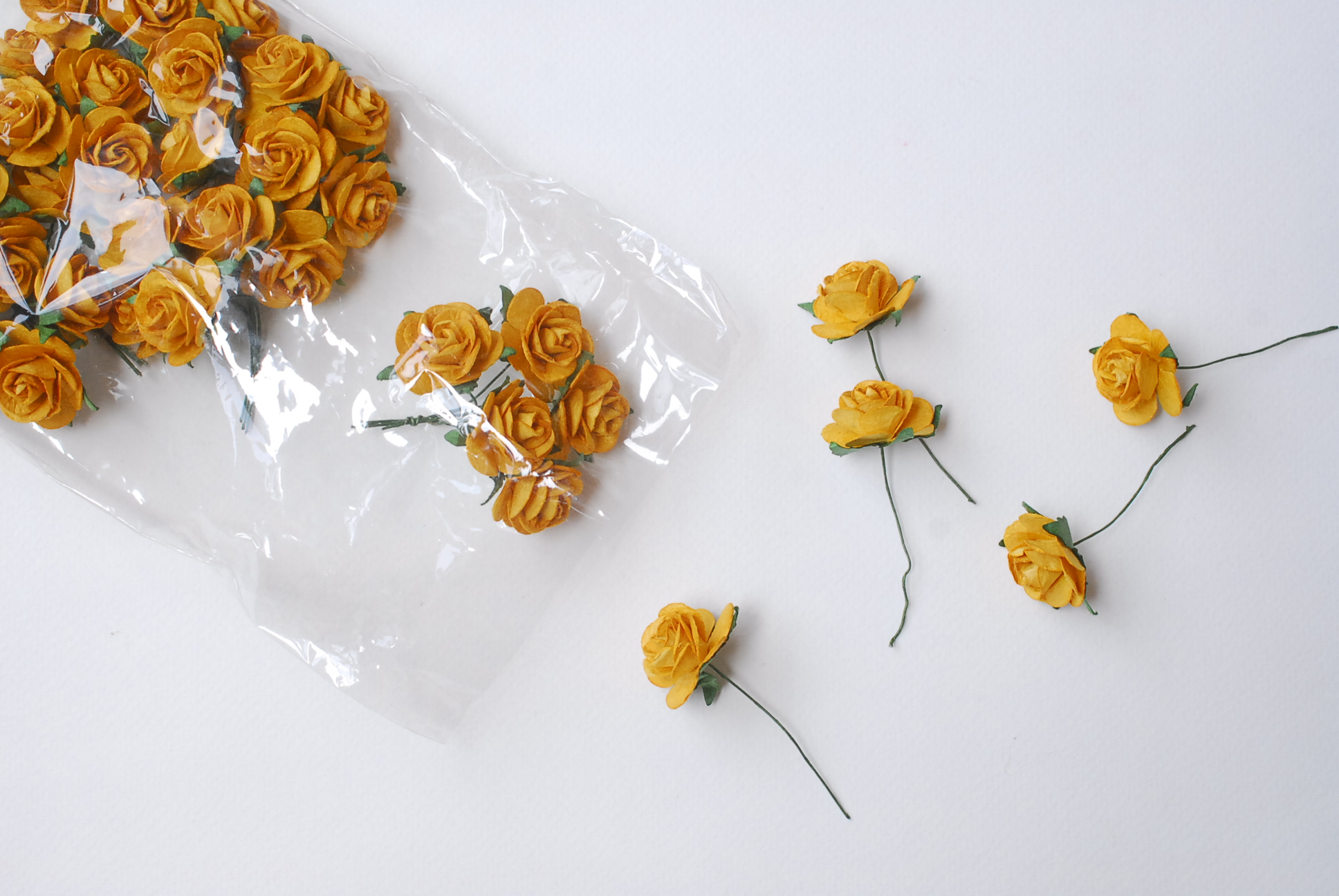 ดอกไม้กระดาษสา ดอกไม้กระดาษสา ราคาส่ง, ดอกกุหลาบกระดาษสา ดอกไม้ประดิษฐ์ สำหรับตกแต่ง หรืองานแต่งงาน สีเหลืองน้ำตาล ขนาด 2.5 cm. จำนวน 50 ดอก Paper flowers, handmade flowers, small roses paper size 2.5 cm. 50 pieces, brown yellow color.