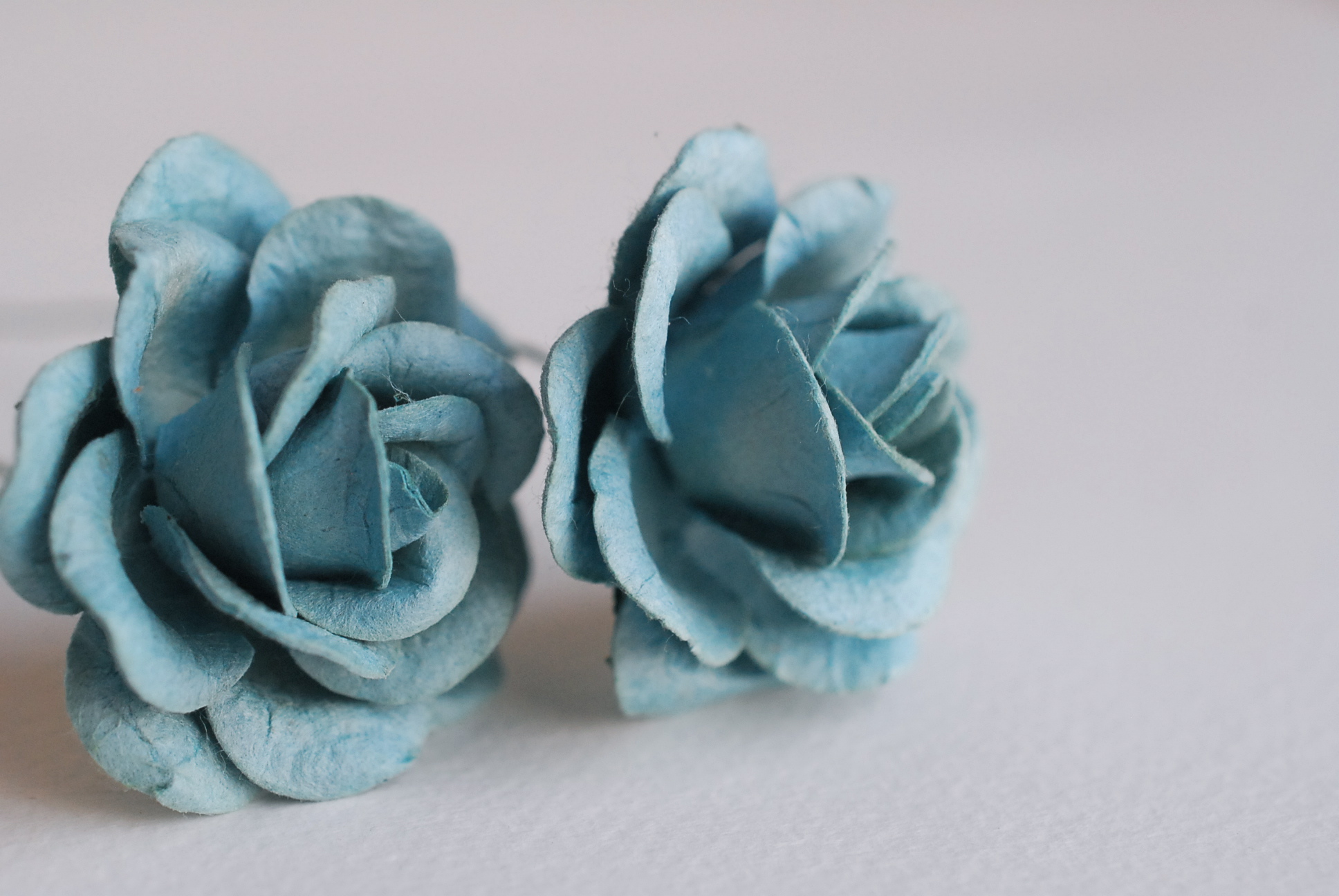 ดอกไม้กระดาษสา ดอกกุหลาบกระดาษสา ดอกไม้กุหลาบ กลีบโค้ง ดอกไม้ประดิษฐ์ สำหรับตกแต่ง หรืองานแต่งงาน สีน้ำเงินเขียวตุ่น ขนาด 3.5 cm. จำนวน 25 ดอก Paper flowers, handmade flowers, small roses paper size 3.5 cm. 25 pieces, tale blue color.
