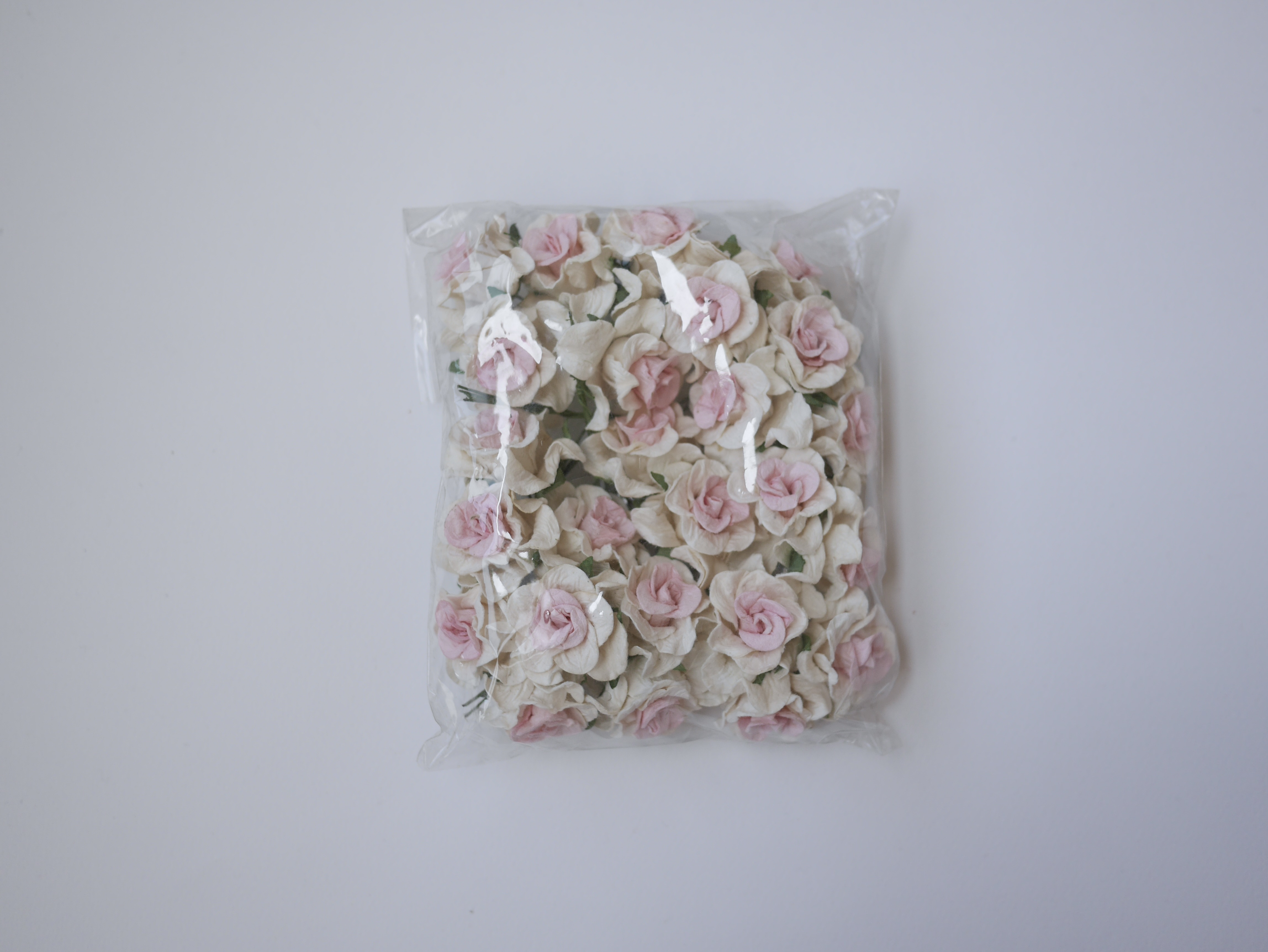 ดอกไม้ประดิษฐ์ ดอกไม้กระดาษสา ตกแต่งงานแต่งงาน งานแต่งงาน ดอกไม้ทำมงกุฎ ดอกกุหลาบขนาด 3.5 cm. 25 ดอก กลีบบิด สีชมพู-ขาว