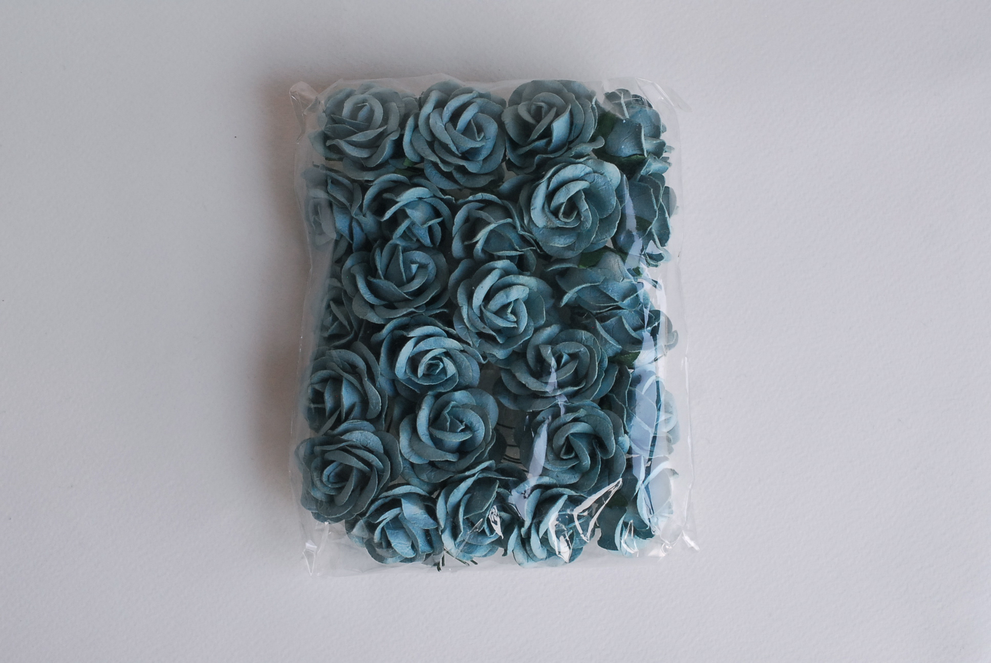 ดอกไม้กระดาษสา ดอกกุหลาบกระดาษสา ดอกไม้กุหลาบ กลีบโค้ง ดอกไม้ประดิษฐ์ สำหรับตกแต่ง หรืองานแต่งงาน สีน้ำเงินเขียวตุ่น ขนาด 3.5 cm. จำนวน 25 ดอก Paper flowers, handmade flowers, small roses paper size 3.5 cm. 25 pieces, tale blue color.