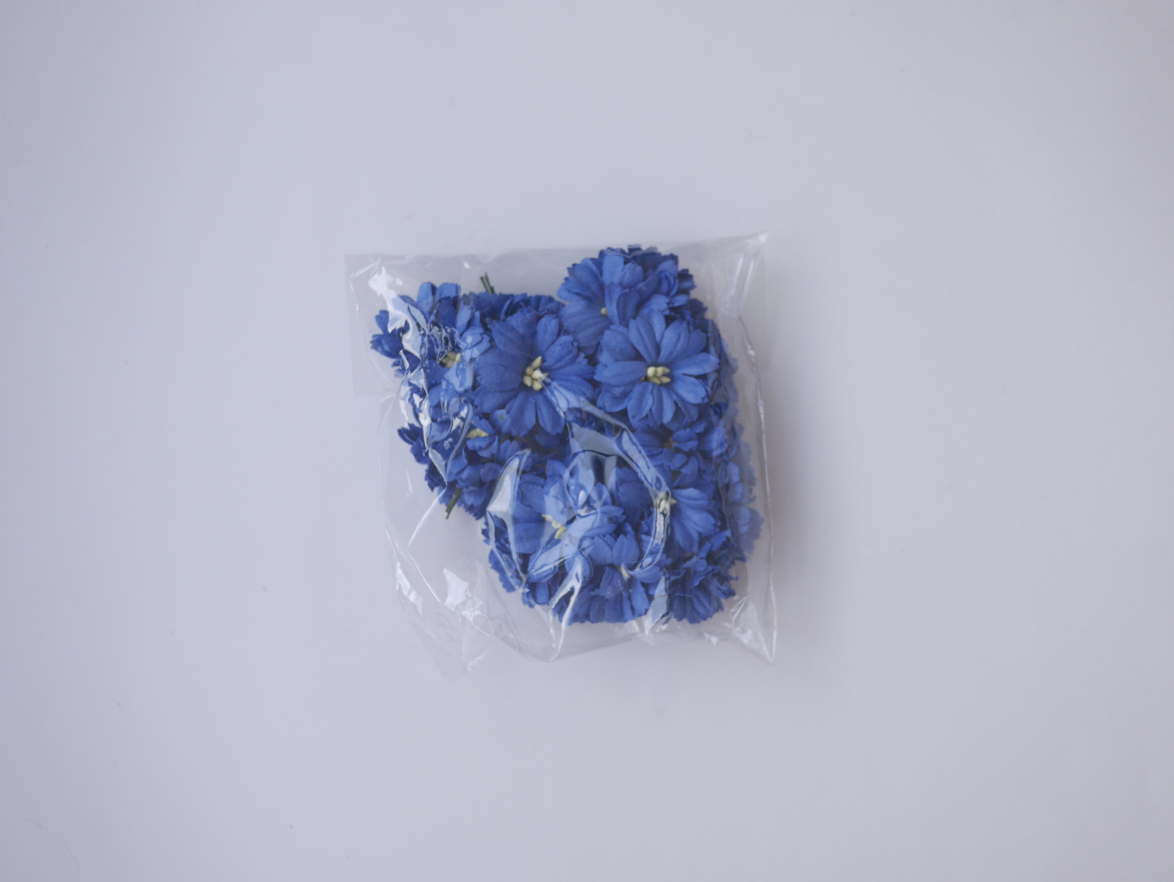 ดอกไม้กระดาษสา ดอกไม้ประดิษฐ์จากกระดาษสา ดอกเดซี่ ดอกไม้กระดาษสาขายส่ง ดอกไม้ประดิษฐ์ ดอกไม้ทำข้อมือเพื่อนเจ้าสาว ดอก daisy ขนาด 3.5 cm. จำนวน 25 ดอก สีน้ำเงินกรมท่า Paper Flower, 25 Daisy Flowers, ivory color, size 4.5 cm., royal blue pollen.