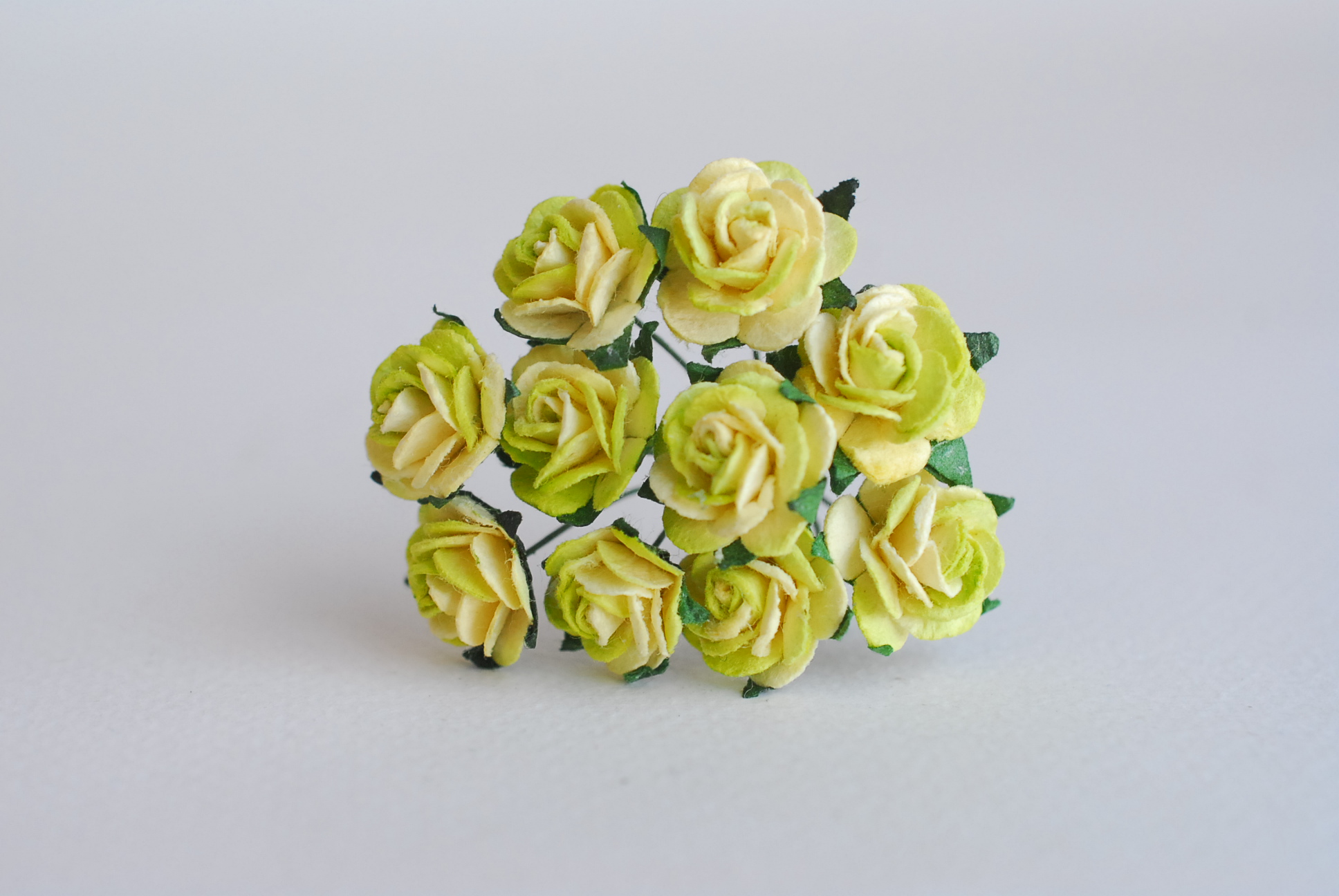 ดอกไม้กุหลาบกระดาษ, ดอกกุหลาบกระดาษสา ดอกกุหลาบจิ๋ว ดอกกุหลาบกระดาษสา สำหรับประดับ ตกแต่งของชำร่วย, งานแต่งงาน สีMIXED แดงปัดเหลือง ส้มทูโทน เขียวปัด เหลืองปัด ฟ้าตุ่นปัด ม่วงปัดขาว ม่วงปัดครีม ม่วงอ่อนปัดขาว และ ชมพูปัดครีม ขนาด 1.5 cm. จำนวน 100 ดอก