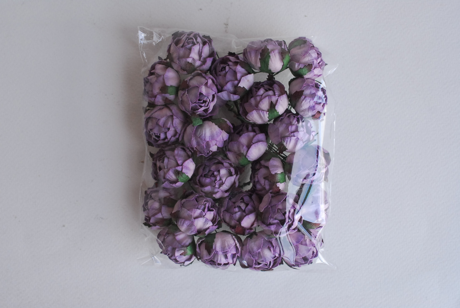 ดอกไม้กระดาษสาราคาส่ง, ดอกไม้กระดาษ,สำหรับตกแต่งของชำร่วย งานแต่งงาน ดอกกุหลาบกลม peony ขนาด 3.5 cm. จำนวน 25 ดอก, สีม่วงปัด Paper Flowers, Peony flowers supplies size 3.5 cm./ 25 pieces, handmade flowers, peony purple brush color.