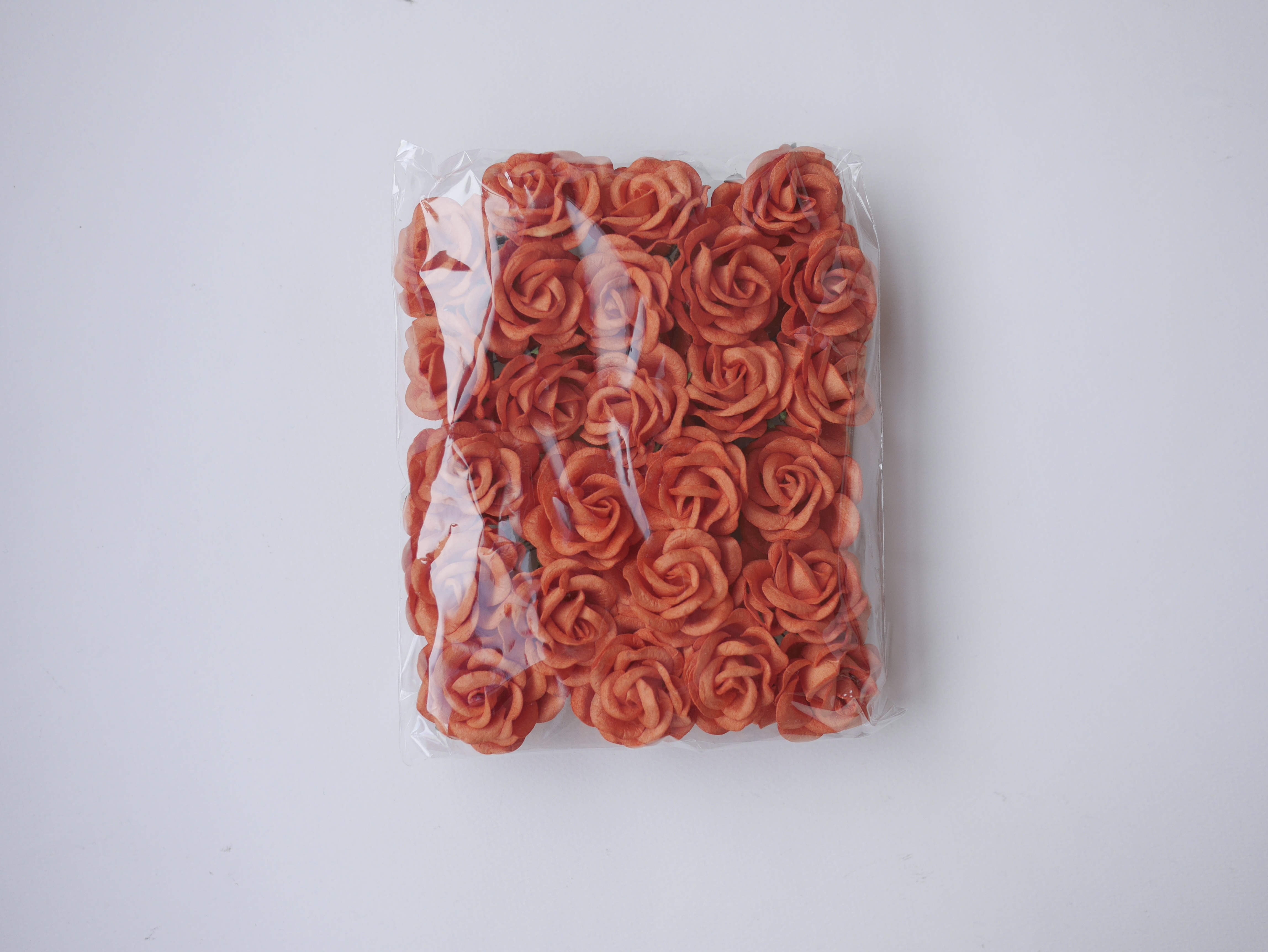 ดอกไม้กระดาษสา ดอกกุหลาบกระดาษสา ดอกไม้กุหลาบ กลีบโค้ง ดอกไม้ประดิษฐ์ สำหรับตกแต่ง หรืองานแต่งงาน สีส้มแสด ขนาด 3.5 cm. จำนวน 25 ดอก Paper flowers, handmade flowers, small roses paper size 3.5 cm. 25 pieces, orange color.