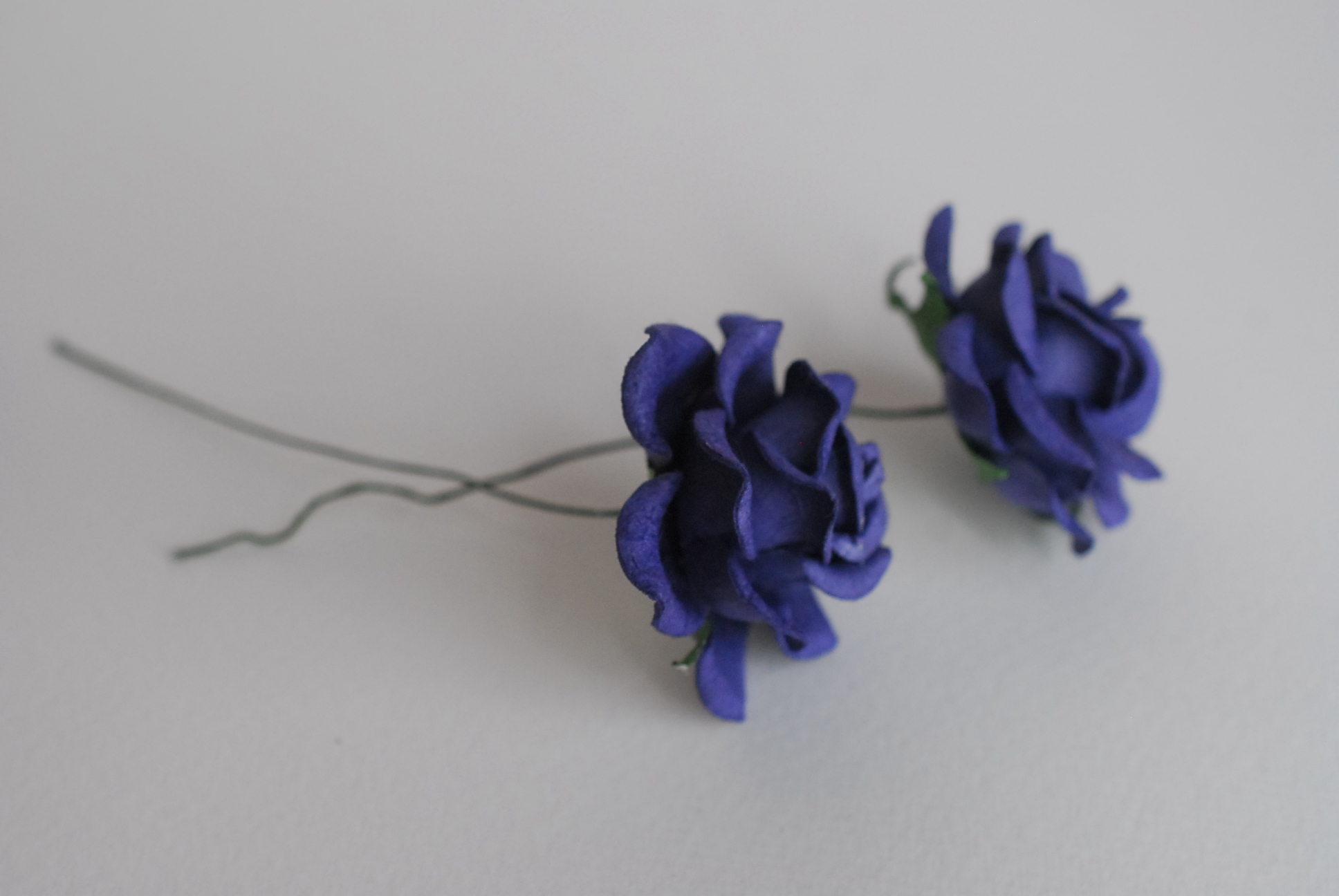 ดอกไม้กระดาษสา ดอกกุหลาบกระดาษสา ดอกไม้กุหลาบ กลีบโค้ง ดอกไม้ประดิษฐ์ สำหรับตกแต่ง หรืองานแต่งงาน สีน้ำเงินกรมท่า ขนาด 3.5 cm. จำนวน 25 ดอก Paper flowers, handmade flowers, small roses paper size 3.5 cm. 25 pieces, passion blue color.