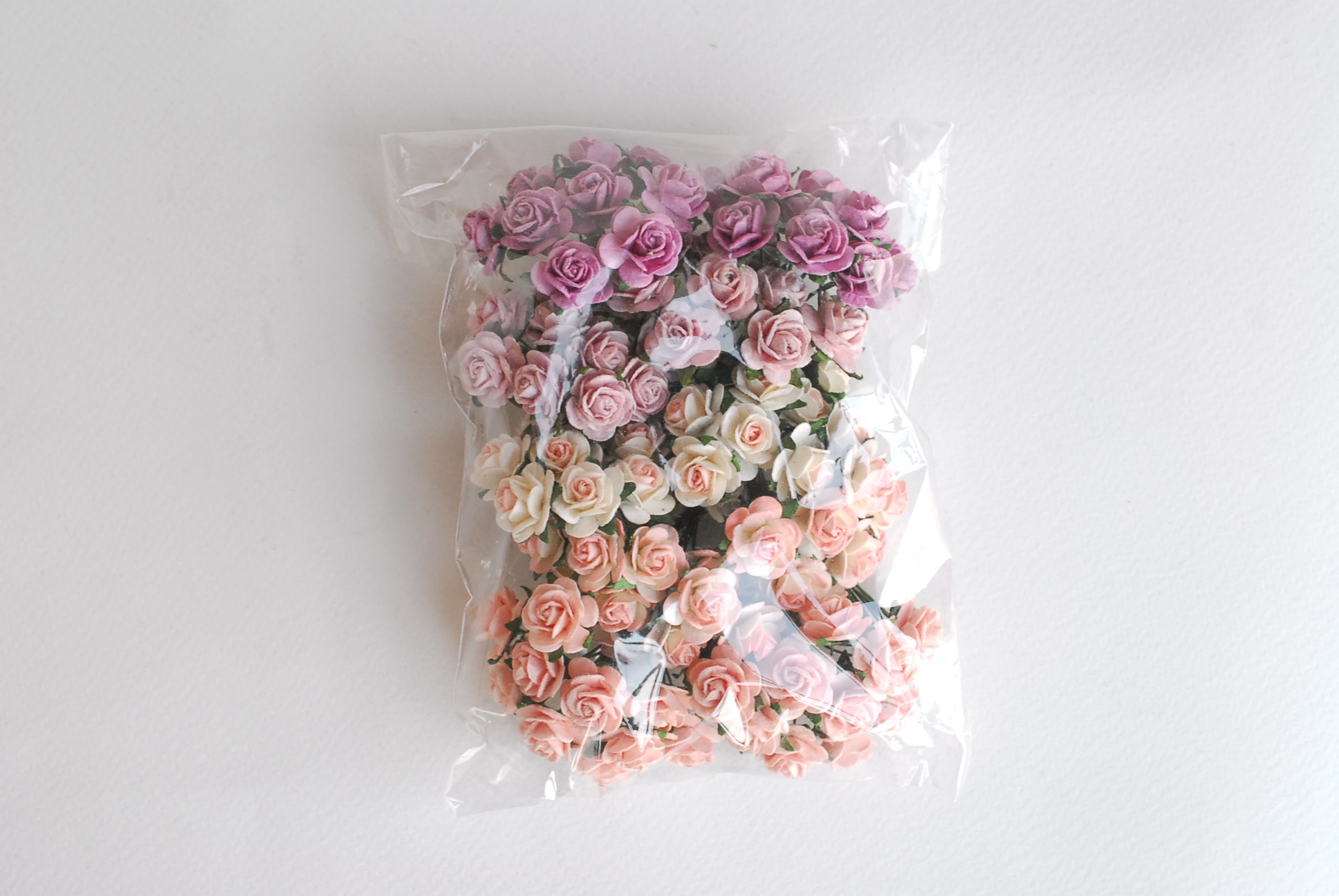 ดอกไม้กุหลาบกระดาษ, ดอกกุหลาบกระดาษสา ดอกกุหลาบจิ๋ว ดอกกุหลาบกระดาษสา สำหรับประดับ ตกแต่งของชำร่วย, งานแต่งงาน สีMIXED ชมพู ม่วง ชมพูตุ่น ชมพูจุด พีชอ่อน ขนาด 1.5 cm. จำนวน 100 ดอก