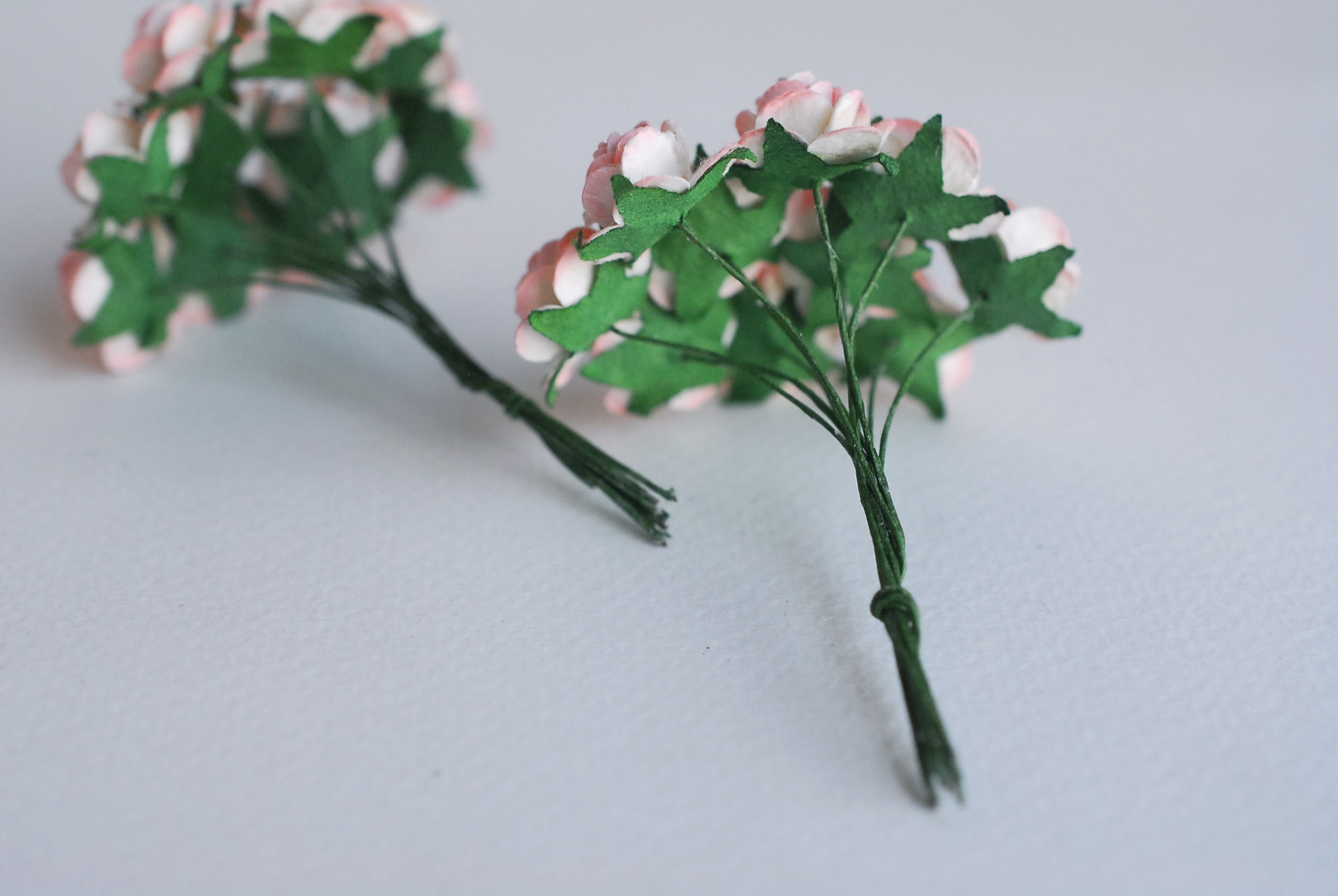 ดอกไม้กุหลาบกระดาษ ดอกไม้กระดาษสา, ดอกกุหลาบจิ๋ว, ดอกไม้กระดาษสาขายส่ง สีพีชอ่อนปัดขาวขนาด 1.5 cm. จำนวน 100 ดอก Paper Flowers size 1.5 cm., mini roses soft peach brush white color, 100 pcs.