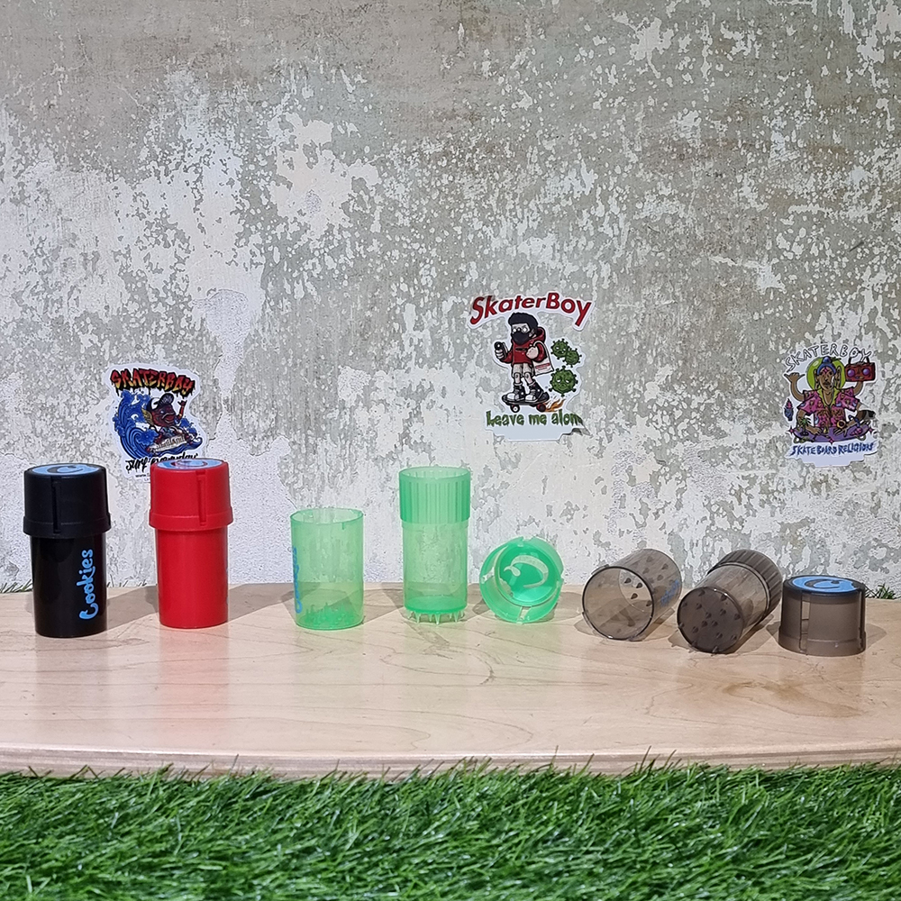 [1002] กระบอกพลาสติก grinder บดพร้อมเก็บ ทรงสูง 4x9cm มีตัวล็อคกันฝาหลุด ที่บดสมุนไพร เครื่องบดสมุนไพร