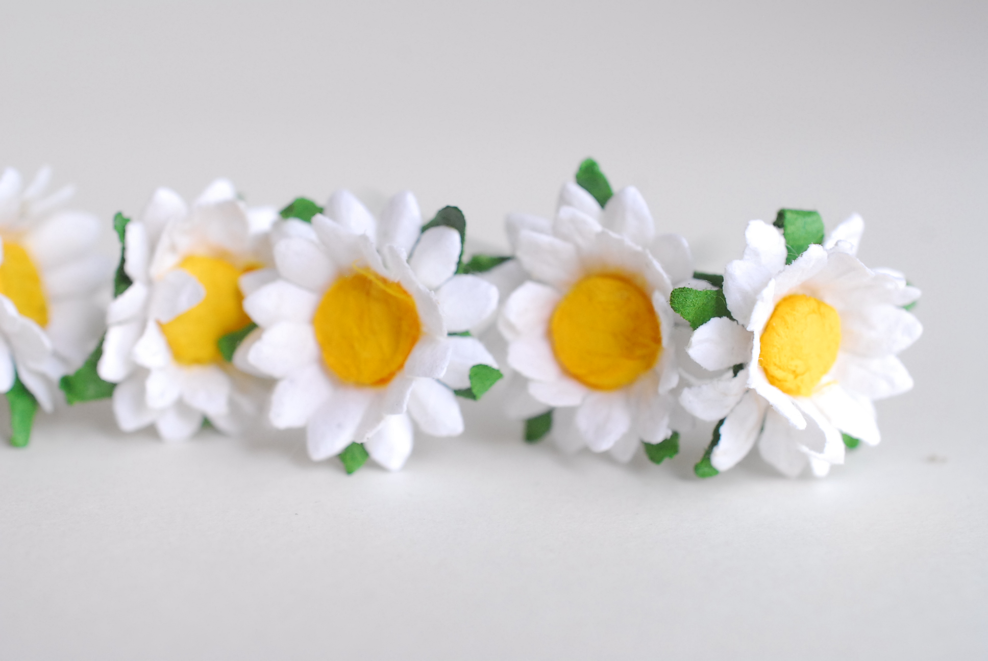 ดอกทานตะวันกระดาษ ดอกไม้กระดาษสา ดอกไม้ประดิษฐ์จากกระดาษสา ดอกทานตะวัน ดอกไม้กระดาษสาขายส่ง ดอกไม้ประดิษฐ์ ดอกไม้ทำข้อมือเพื่อนเจ้าสาว ขนาด 1.5 cm. จำนวน 50 ดอก สีเหลือง Paper Flower, Sun Flowers, white color, size 1.5 cm 50 pieces, yellow pollen.