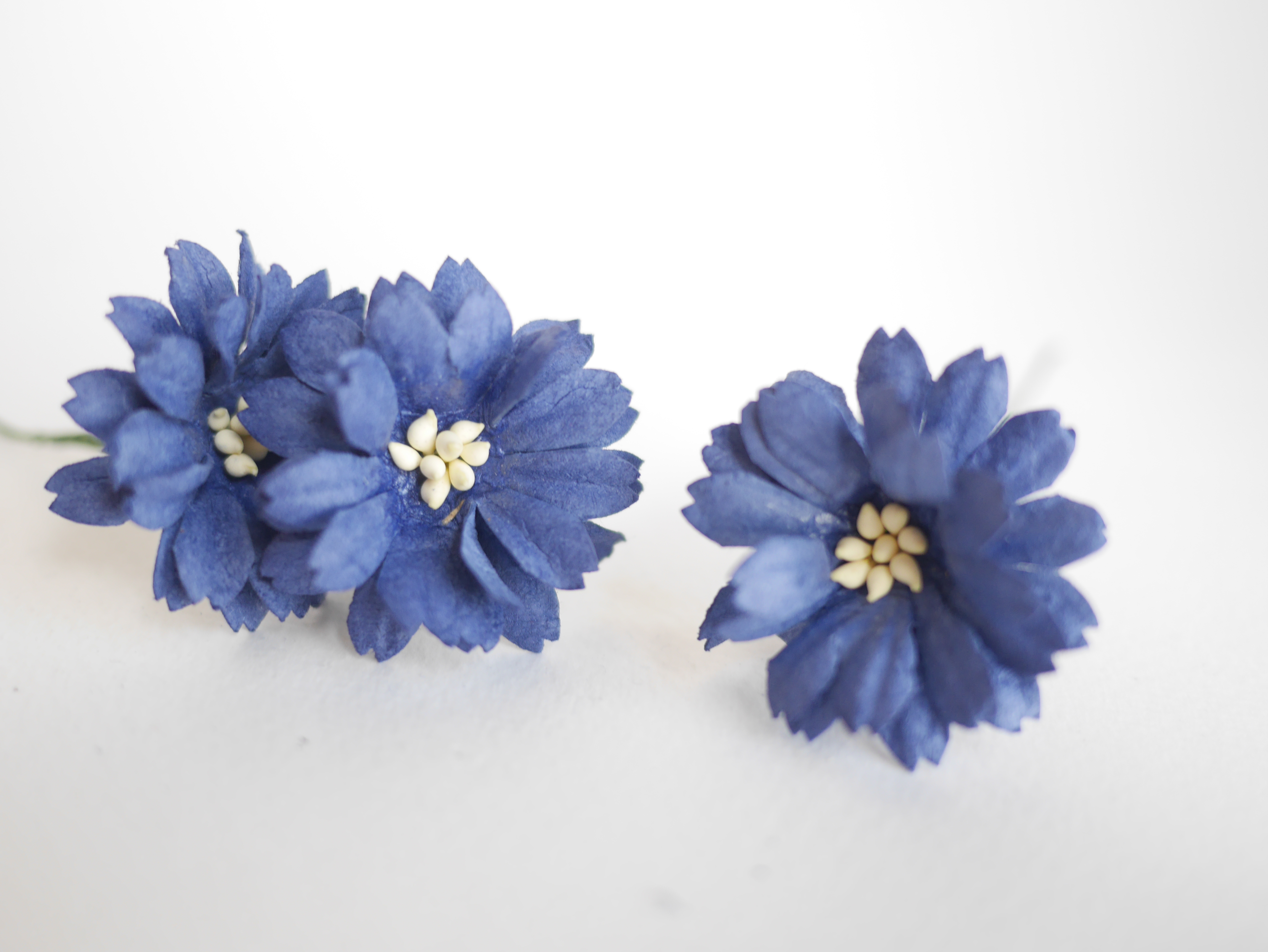 ดอกไม้กระดาษสา ดอกไม้ประดิษฐ์จากกระดาษสา ดอกเดซี่ ดอกไม้กระดาษสาขายส่ง ดอกไม้ประดิษฐ์ ดอกไม้ทำข้อมือเพื่อนเจ้าสาว ดอก daisy ขนาด 3.5 cm. จำนวน 25 ดอก สีน้ำเงินกรมท่า Paper Flower, 25 Daisy Flowers, ivory color, size 4.5 cm., passion blue pollen.