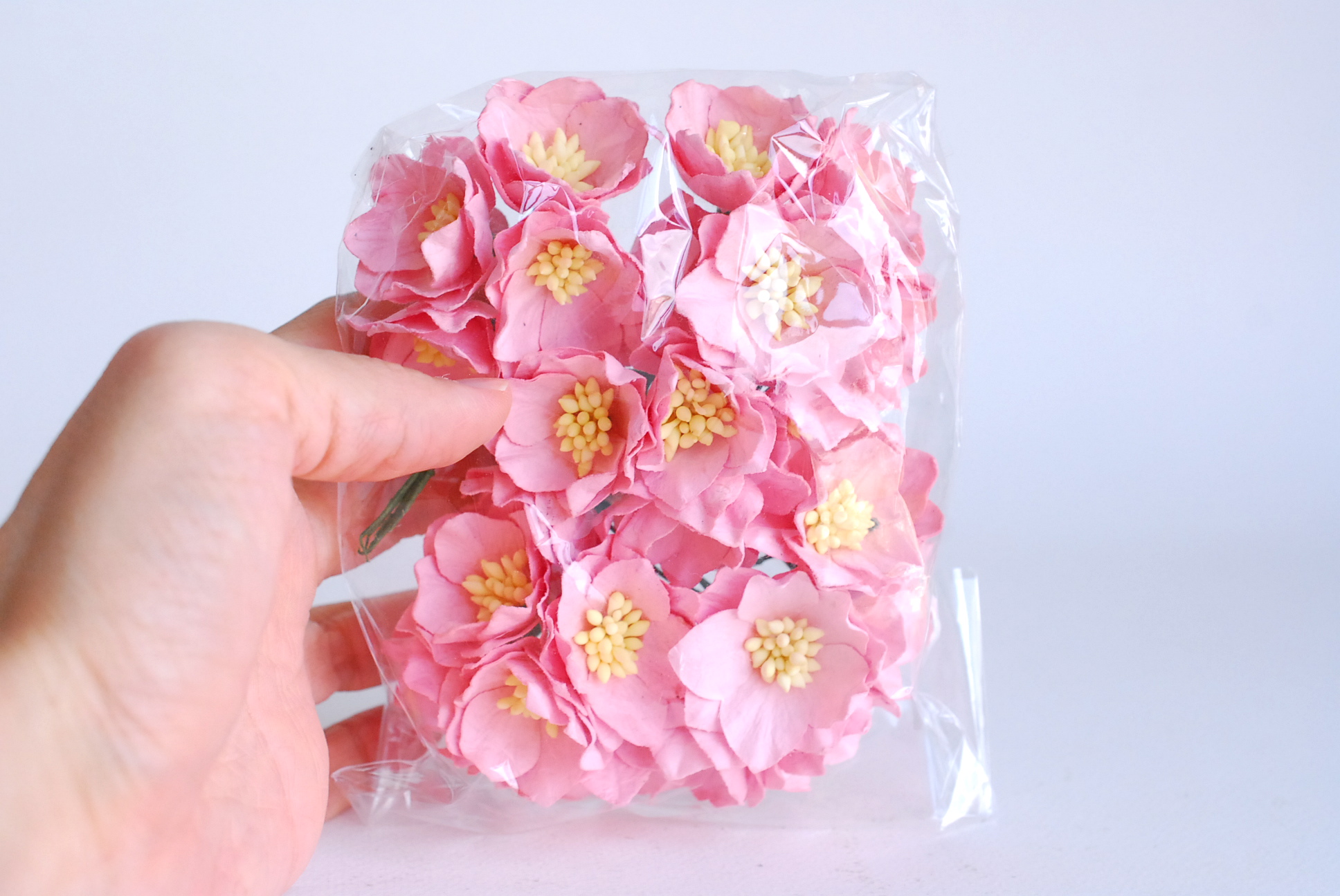 ดอกไม้กระดาษสา ดอกโลตัสอินโดนิเซียกระดาษ ดอกไม้กระดาษสาราคาส่ง ดอกไม้กระดาษสำหรับตกแต่งของชำร่วย งานแต่งงาน ทำช่อดอกไม้ติดอกเจ้าบ่าว ข้อมือดอกไม้เจ้าสาว ขนาด3.5 cm. 25 ดอก สีชมพู Paper flowers supplies: DIY wedding tools Big Cherry blossom (Lotus Indonisi