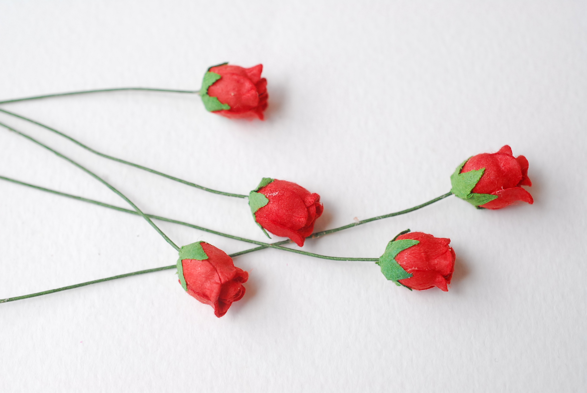 ดอกไม้กระดาษสา ดอกไม้กระดาษสา จตุจักร งานประดิษฐ์ ดอกไม้ทำข้อมือเพื่อนเจ้าสาว แต่งงาน, ดอกกุหลาบตูม 0.8x1 cm. 25 ดอก สีแดง paper flowers, budding roses flower 0.8x1 cm. 25 pieces red color.