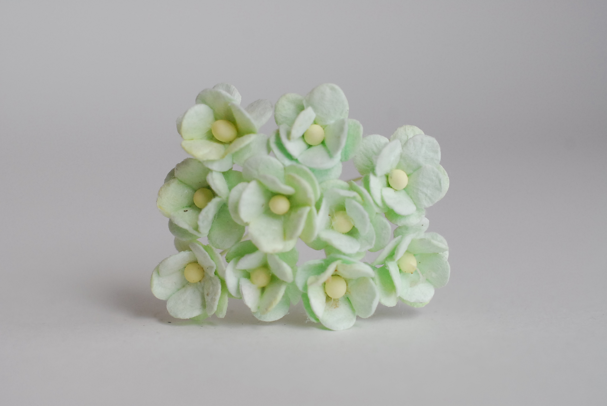 ดอกไม้กระดาษสา ราคาส่ง, ดอกไฮเดรนเยียกระดาษสา ดอกไม้ประดิษฐ์ ตกแต่งงาน ประดิษฐ์ข้อมือ เพื่อนเจ้าสาว ขนาด 1.5 cm., สำหรับของชำร่วย, งานแต่งงาน, ดอกไม้ทำข้อมือเจ้าสาว สีเขียวมิ้นต์ จำนวน 100 ดอก Paper flower,100 Pieces mulberry hydenyia, green mint color.