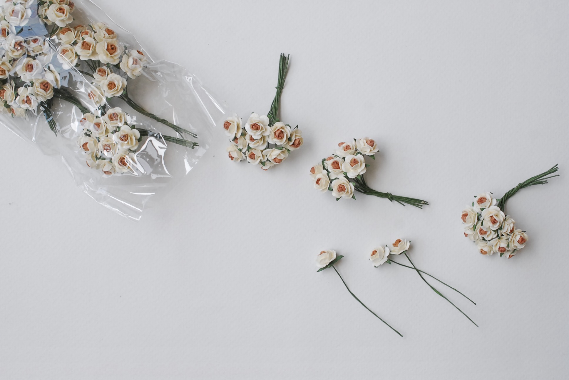 ดอกไม้กระดาษสาสำหรับตกแต่ง ของชำร่วย ดอกกุหลาบ กระดาษสา สีน้ำตาล-ขาว ขนาด 1 cm. จำนวน 100 ดอก/1 ถุง