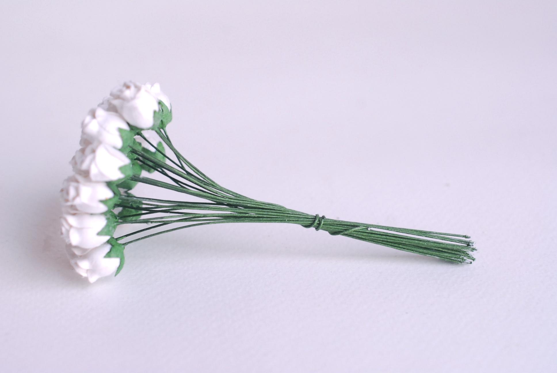 ดอกไม้กระดาษสา ดอกไม้กระดาษสา จตุจักร งานประดิษฐ์ ดอกไม้ทำข้อมือเพื่อนเจ้าสาว แต่งงาน, ดอกกุหลาบตูม 0.8x1 cm. 25 ดอก สีขาว paper flowers, budding roses flower 0.8x1 cm. 25 pieces white color.