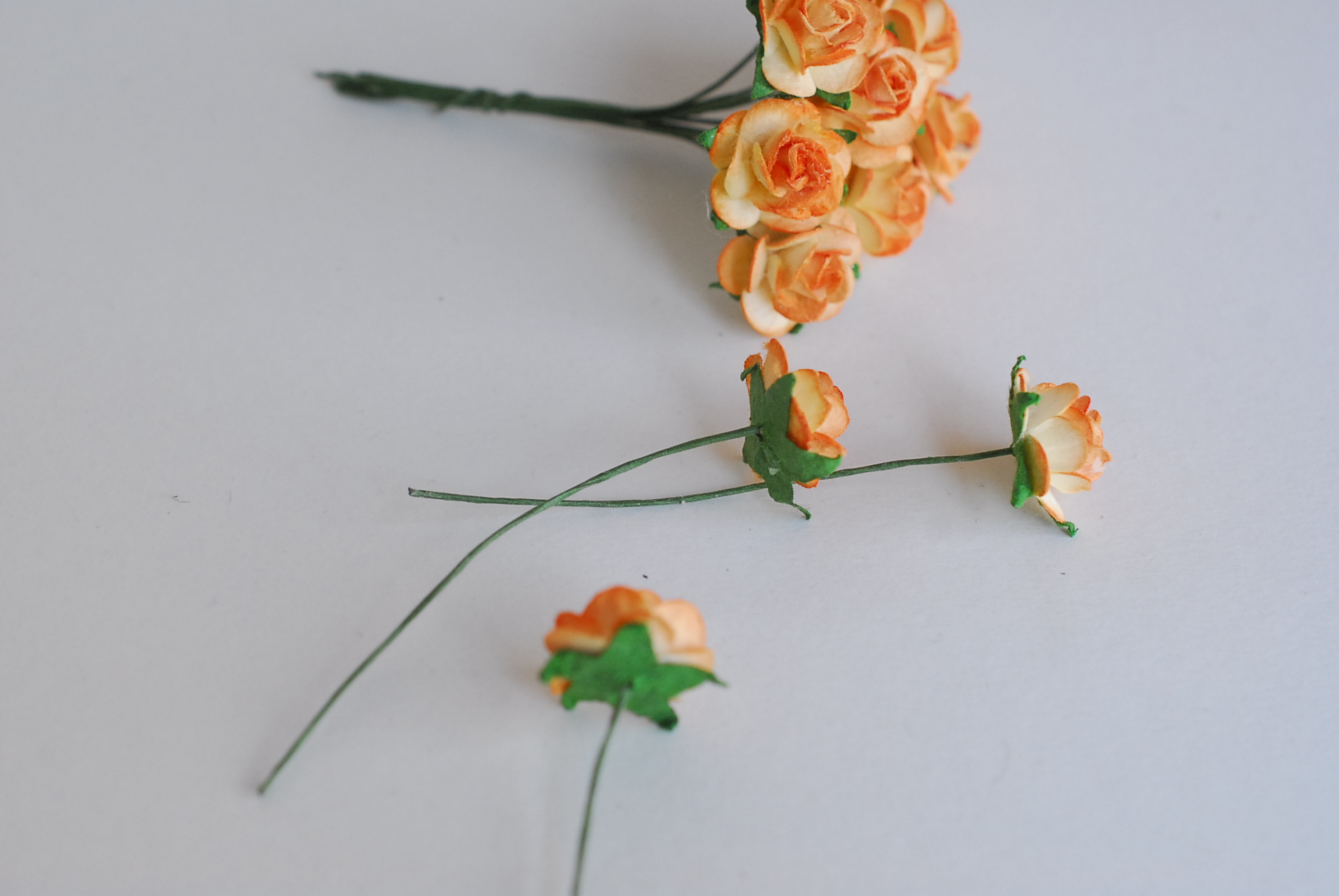 ดอกไม้กระดาษสา ราคาส่ง, งานประดิษฐ์, ของชำร่วย, งานแต่งงาน, ข้อมือเจ้าสาว สีส้มปัด ขนาด 1.5 cm. จำนวน 100 ดอก paper flowers, DIY paper flowers supplies, mini roses paper size2 cm. 50 pieces.