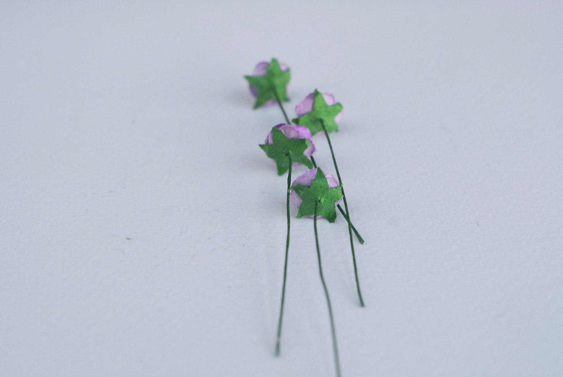 ดอกไม้กระดาษสาสำหรับตกแต่ง ของชำร่วย ดอกกุหลาบ ดอกกุหลาบสีแดง กระดาษสา สีม่วงขนาด 1 cm. จำนวน 100 ดอก/1 ถุง