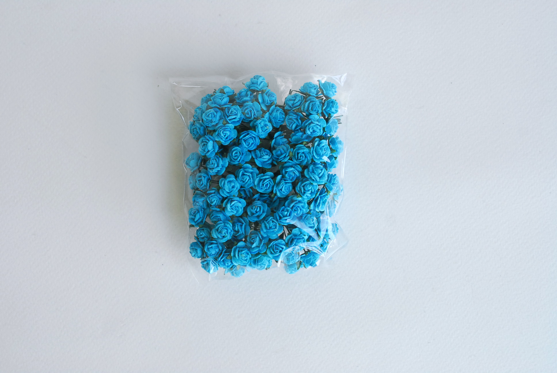 ดอกไม้กระดาษสาสำหรับตกแต่ง ของชำร่วย ดอกกุหลาบ ดอกกุหลาบสีแดง กระดาษสา สีฟ้าน้ำทะเลขนาด 1 cm. จำนวน 100 ดอก/1 ถุง