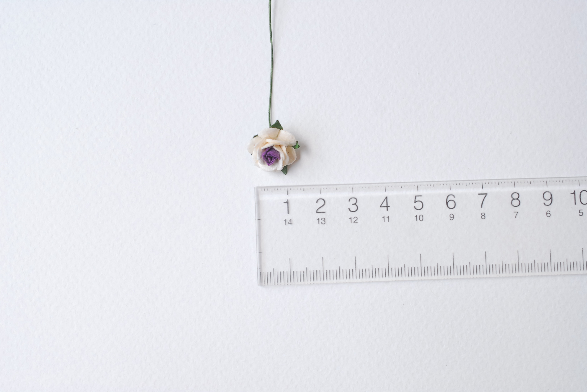 ดอกไม้กุหลาบกระดาษสา, ดอกกุหลาบจิ๋ว, ดอกไม้กระดาษสาขายส่ง สีม่วงจุด- ขาว ขนาด 1.5 cm. จำนวน 100 ดอก Paper Flowers size 1.5 cm., mini roses purple–white color, 100 pcs.