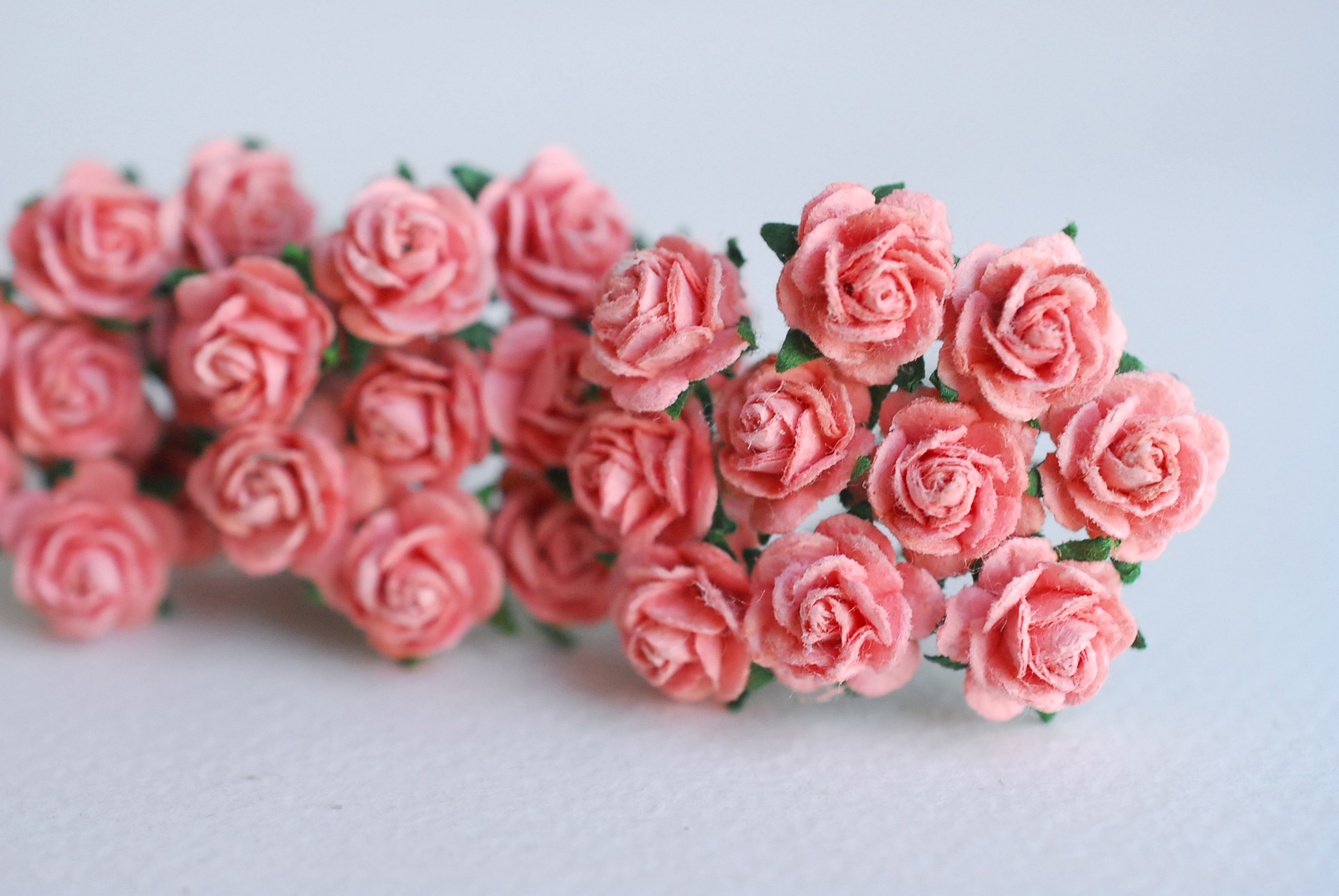 ดอกไม้กระดาษสาสำหรับตกแต่ง ของชำร่วย ดอกกุหลาบ กระดาษสา สีพีชเข้ม #123-2 ขนาด 1 cm. จำนวน 100 ดอก/1 ถุง สำเนา