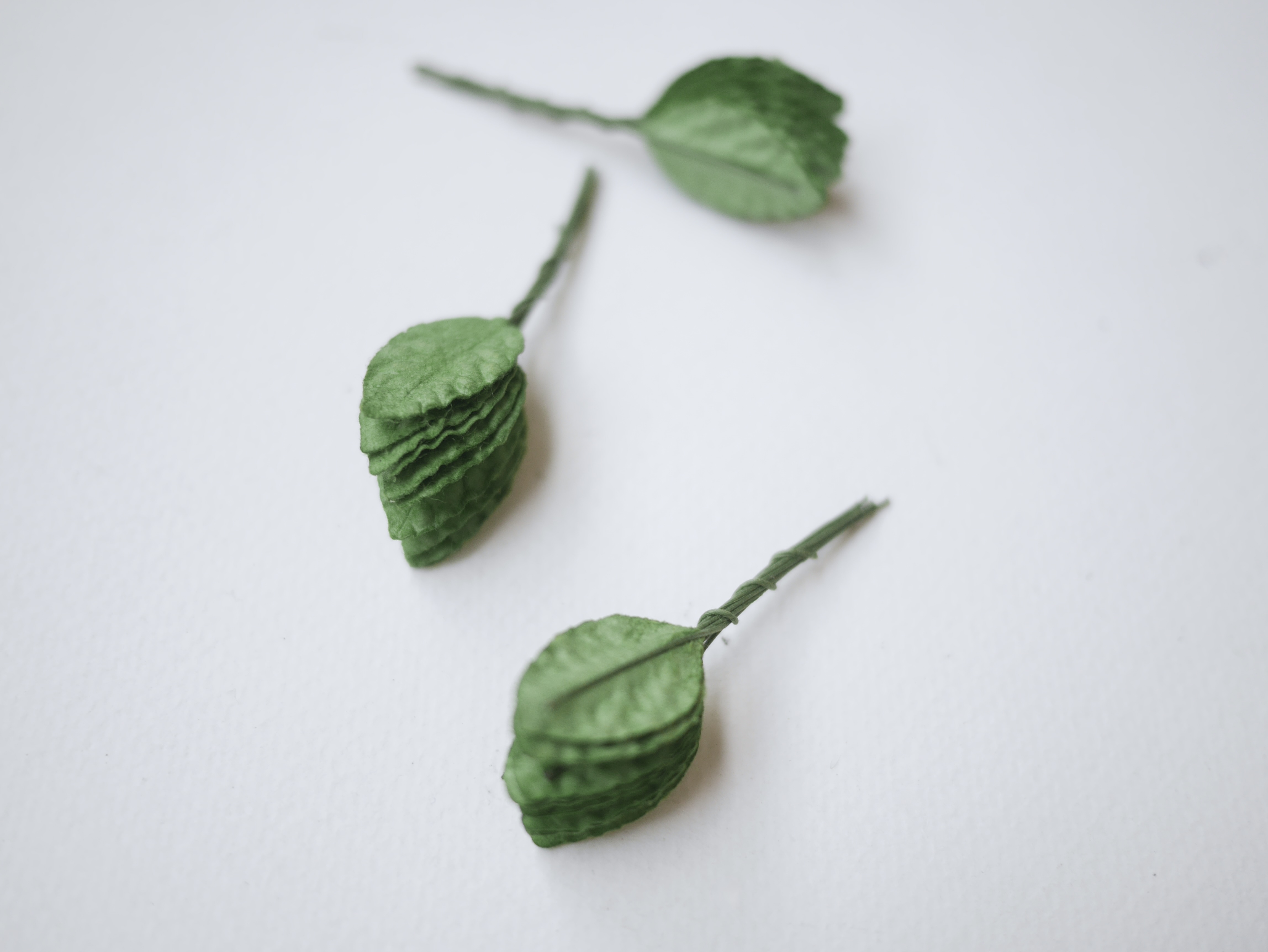 ใบไม้กระดาษ ใบไม้กระดาษสา ราคาส่ง,ใบไม้กุหลาบกระดาษ สำหรับดอกมะลิกระดาษสา ใบไม้ประดิษฐ์ สำหรับตกแต่ง หรืองานแต่งงาน สีเขียว ขนาด 2.5x1.5 cm. จำนวน 100 ใบ