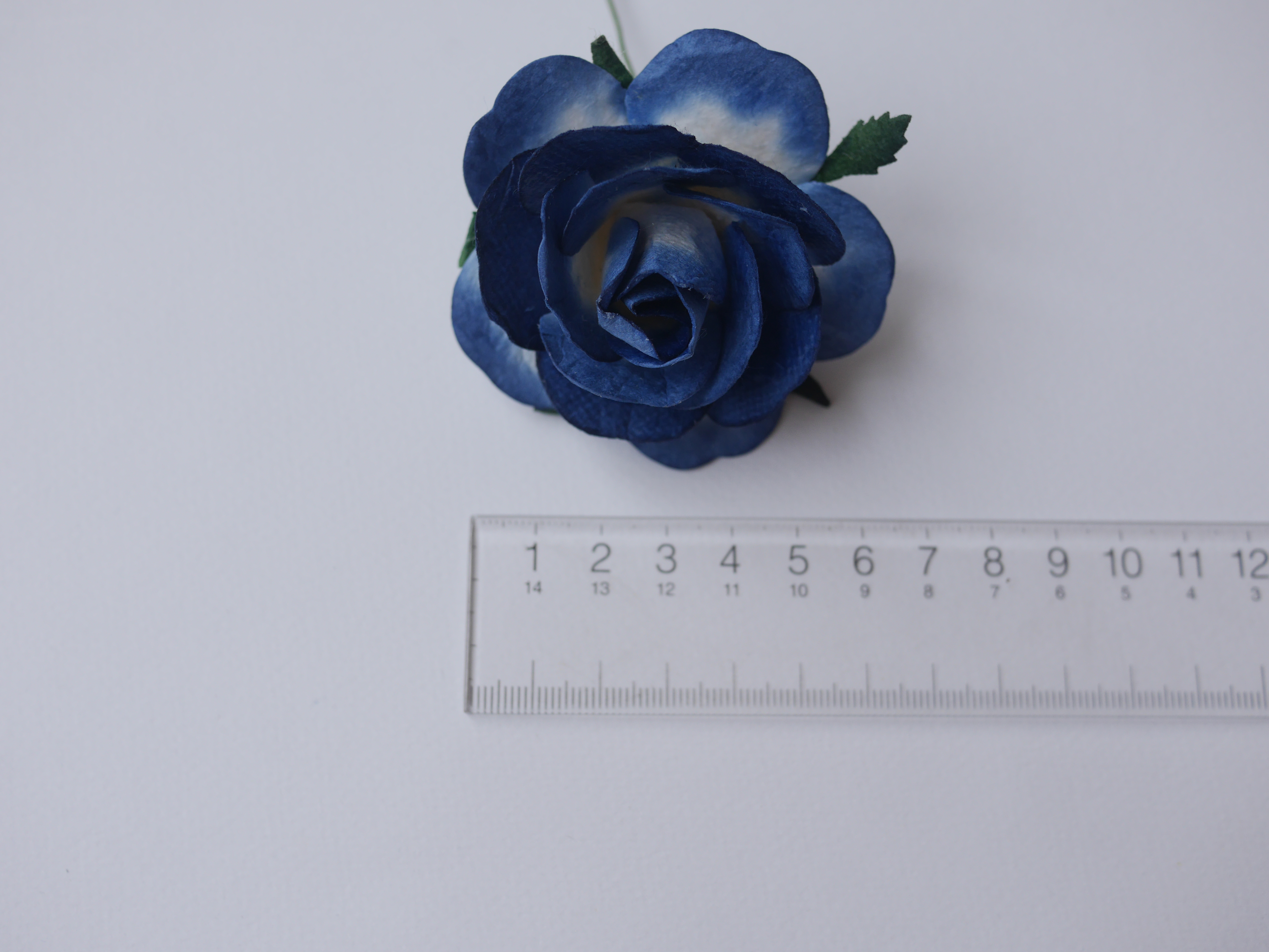 ดอกไม้กระดาษสา ขนาด 6.5 cm., สำหรับของชำร่วย, งานแต่งงาน, สีน้ำเงินปัดขาว Paper flower, handmade flowers supplies, wedding decoration:10 Pieces mulberry rose, 6.5 cm. blue navy brush white color.