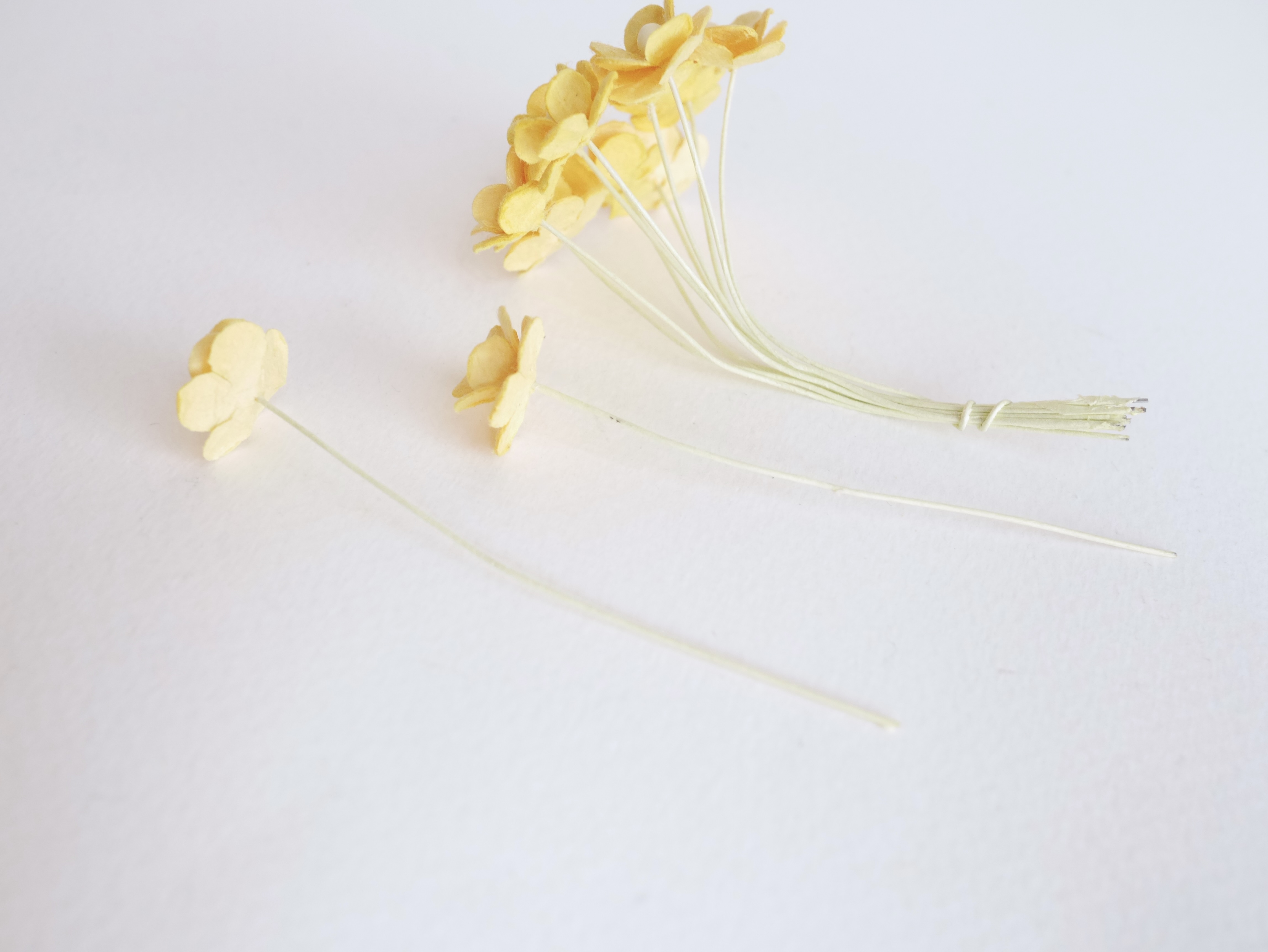 ดอกไม้กระดาษสา ราคาส่ง, ดอกไฮเดรนเยียกระดาษสา ดอกไม้ประดิษฐ์ ตกแต่งงานแต่งงาน ประดิษฐ์ข้อมือ เพื่อนเจ้าสาว ขนาด 1.5 cm., สำหรับของชำร่วย, งานแต่งงาน, ดอกไม้ทำข้อมือเจ้าสาว สีเหลืองกลาง จำนวน 100 ดอก Paper flower,100 Pieces mulberry hydenyia, yellow color