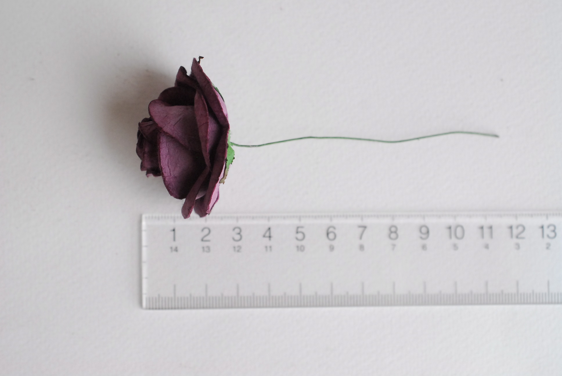 ดอกไม้กระดาษสา ราคาส่ง, ดอกกุหลาบกระดาษสา ดอกไม้ประดิษฐ์ ตกแต่งงานแต่งงาน ขนา่ด 4.5 cm., สำหรับของชำร่วย, งานแต่งงาน, ดอกไม้ทำข้อมือเจ้าสาว Paper flower,20 Pieces mulberry rose, 4.5 cm. dark purple color.