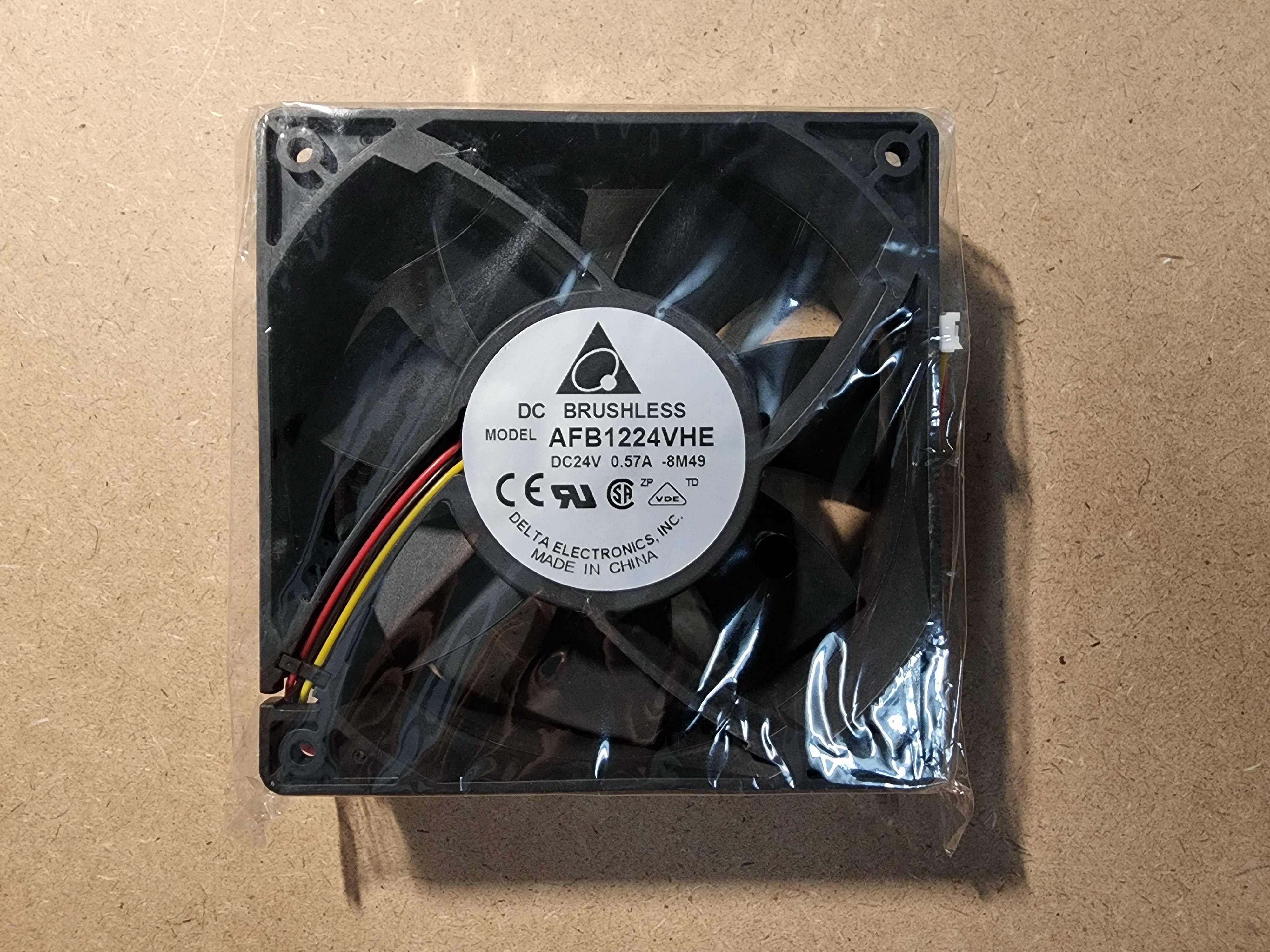 พัดลมอินเวอร์เตอร์ 24VDC 0.57A 3 สาย ดำ แดง เหลือง Size 120x38mm พัดลมระบายความร้อนอินเวอร์เตอร์