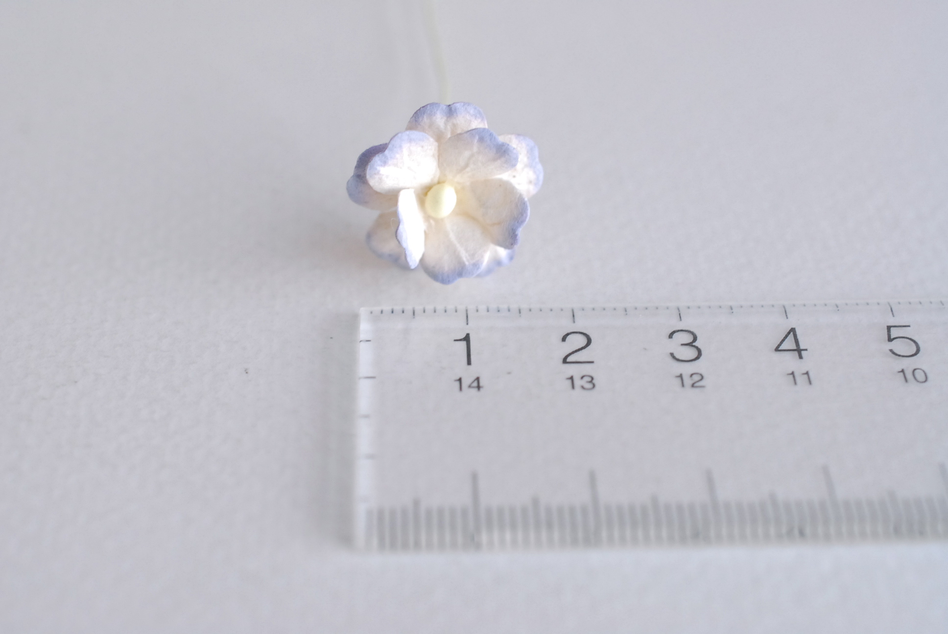 ดอกไม้กระดาษสา ราคาส่ง, ดอกไฮเดรนเยียกระดาษสา ดอกไม้ประดิษฐ์ ตกแต่งงานแต่งงาน ประดิษฐ์ข้อมือเพื่อนเจ้าสาว ขนา่ด 1.5 cm., สำหรับของชำร่วย, งานแต่งงาน, ดอกไม้ทำข้อมือเจ้าสาว สีน้ำเงินตุ่นปัดขาว จำนวน 100 ดอก Paper flower,100 Pieces mulberry hydenyia, pale b