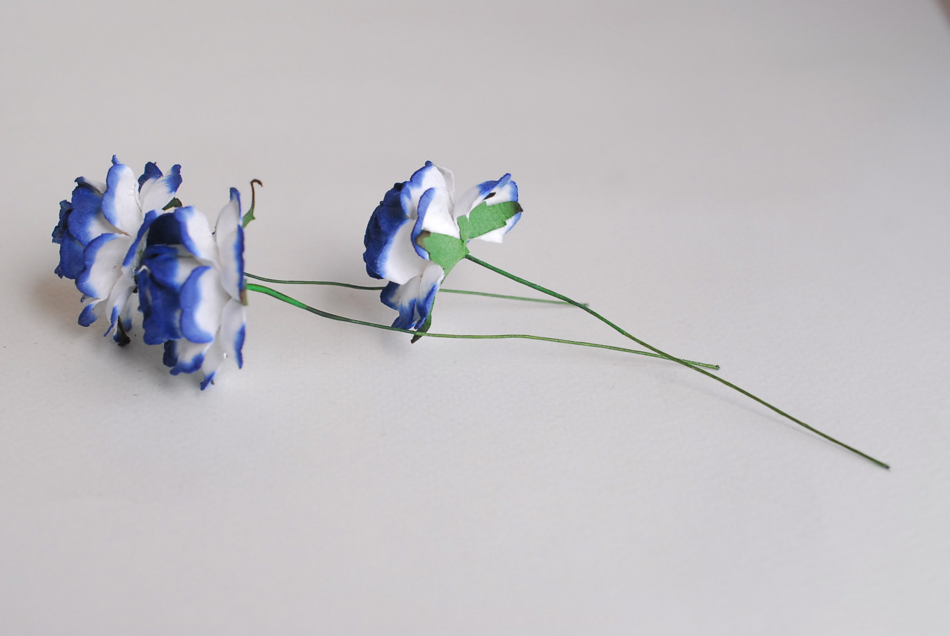 ดอกไม้กระดาษสา ดอกกุหลาบกระดาษสา ดอกไม้กุหลาบ ดอกไม้ประดิษฐ์ สำหรับตกแต่ง หรืองานแต่งงาน สีน้ำเงินเข้มปัดขาว ขนาด 3.5 cm. จำนวน 25 ดอก Paper flowers, handmade flowers, small roses paper size 3.5 cm. 25 pieces, nevy blue brush white color.