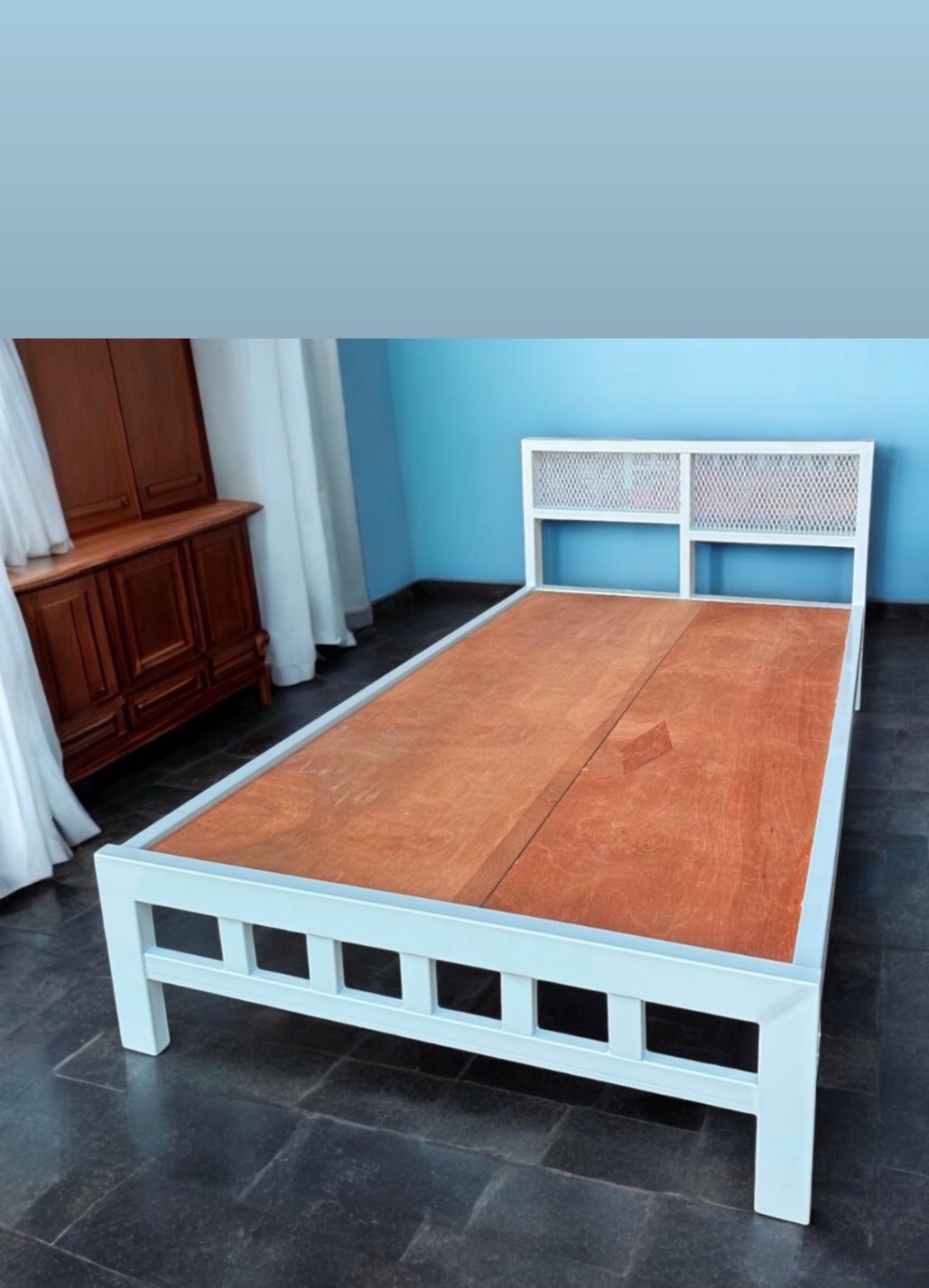 เตียงชั้นเดียวลายตาข่าย (มีชั้นวางของ) สีขาว,สีดำ