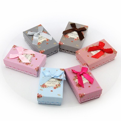 กล่องกระดาษแบบฝาปิดมีฟองน้ำด้านในผูกโบว์คละลาย 5x8x2.5 cm. 24 ชิ้น :005066