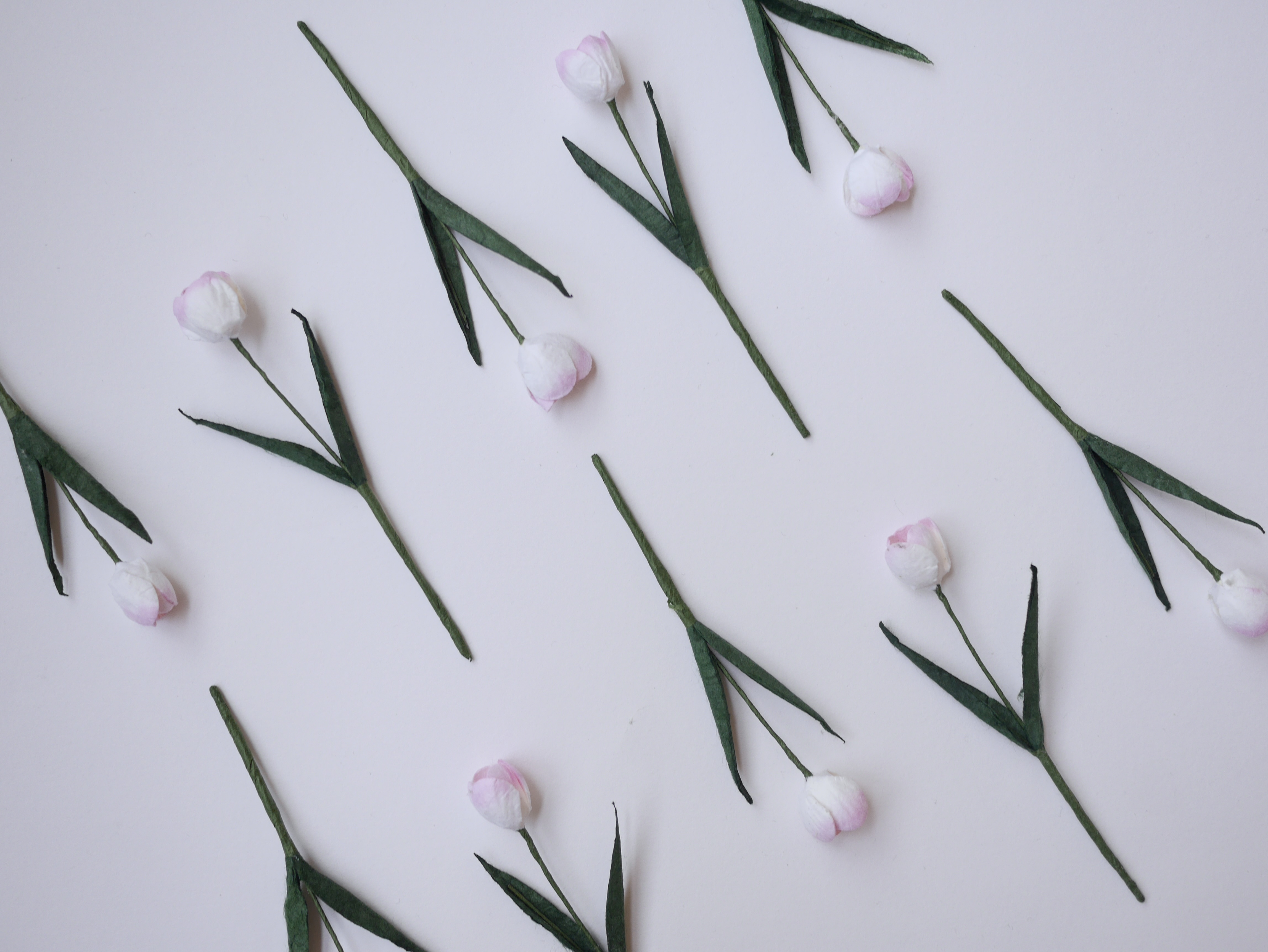 ดอกไม้ประดิษฐ์, ดอกไม้กระดาษสา, ดอกtulips, ดอกทิวลิปส์, ก้านสีเขียว งานประดิษฐ์ตกแต่งของชำร่วย,ทำการ์ดรับเชิญ,ช่อดอกไม้ขนาดเล็ก, ขนาด 1.5 cm. สีชมพูอ่อนปัดขาว