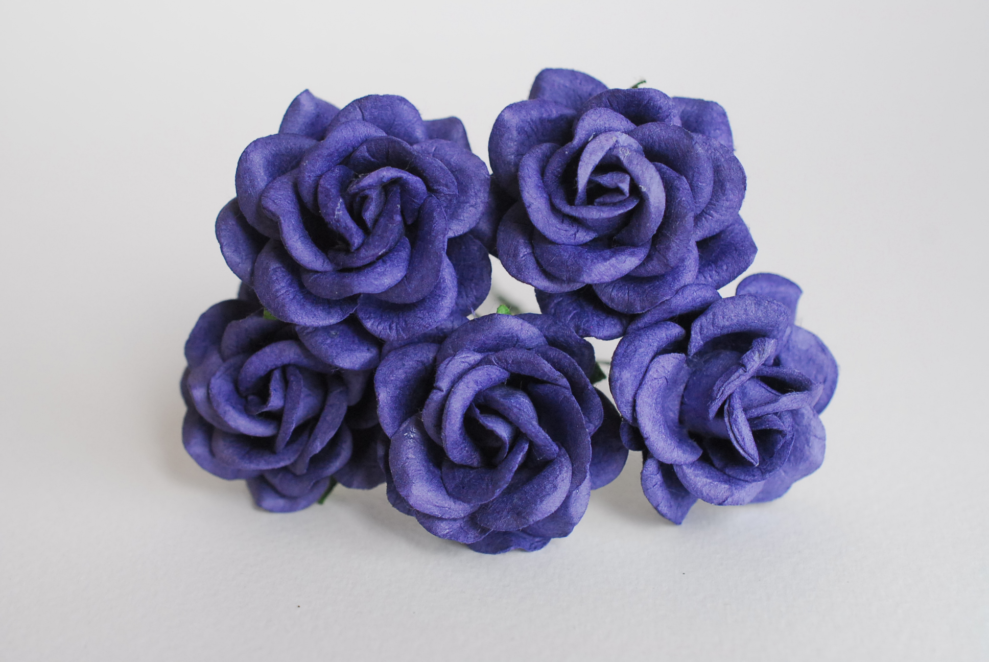 ดอกไม้กระดาษสา ดอกกุหลาบกระดาษสา ดอกไม้กุหลาบ กลีบโค้ง ดอกไม้ประดิษฐ์ สำหรับตกแต่ง หรืองานแต่งงาน สีน้ำเงินกรมท่า ขนาด 3.5 cm. จำนวน 25 ดอก Paper flowers, handmade flowers, small roses paper size 3.5 cm. 25 pieces, passion blue color.