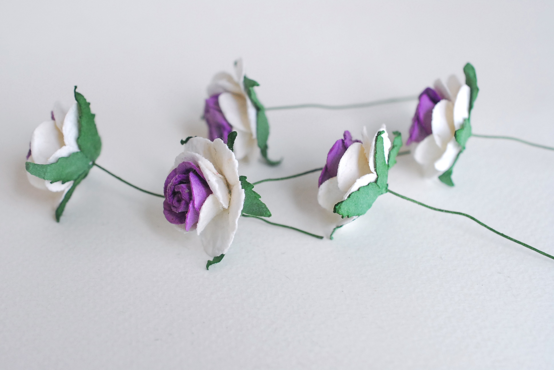 ดอกไม้กระดาษ ดอกไม้กระดาษสา ราคาส่ง,ดอกไม้กุหลาบกระดาษ ดอกกุหลาบกระดาษสา ดอกไม้ประดิษฐ์ สำหรับตกแต่ง หรืองานแต่งงาน สีม่วงขาว 2 tone ขนาด 2.5 cm. จำนวน 50 ดอก