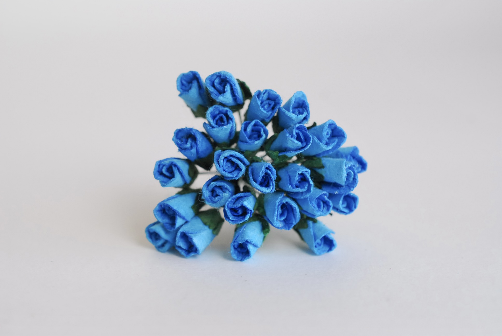 ดอกไม้กระดาษสา ดอกไม้กระดาษสา จตุจักร งานประดิษฐ์ ดอกไม้ทำข้อมือเพื่อนเจ้าสาว แต่งงาน, ดอกกุหลาบตูม 50 ดอก สีฟ้าน้ำทะเล ขนาด 0.8x1.5 cm. paper flowers, budding roses flower 0.8 x1.5 cm. 50 pieces. azure color